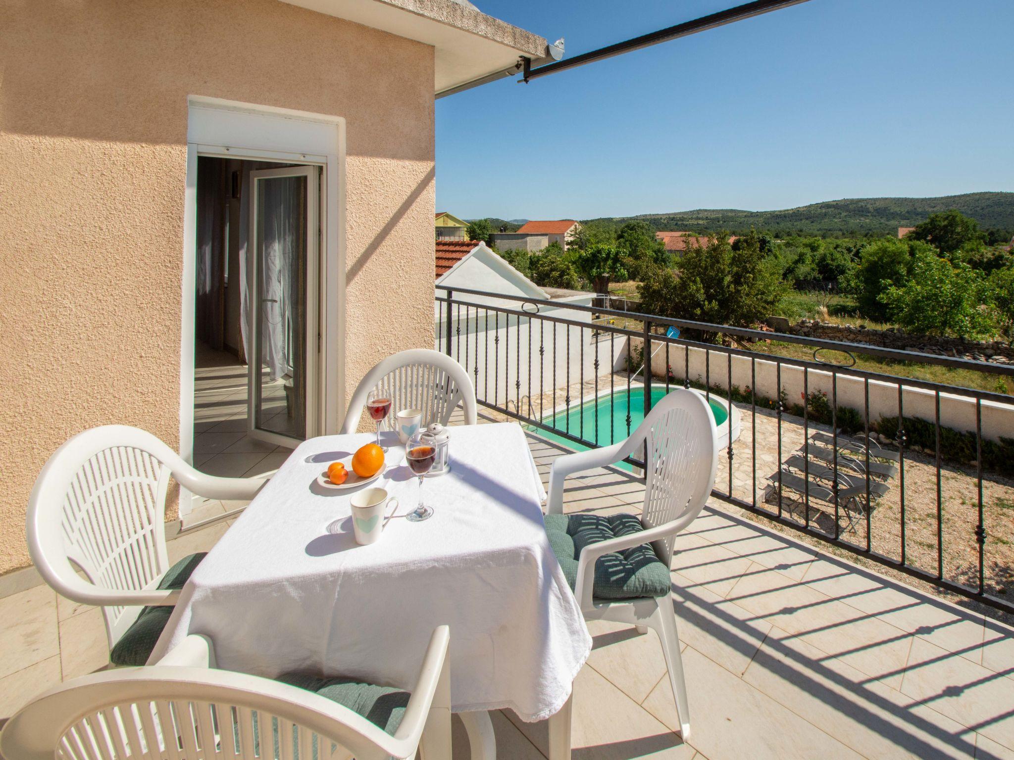 Foto 13 - Casa con 6 camere da letto a Sebenico con piscina privata e terrazza