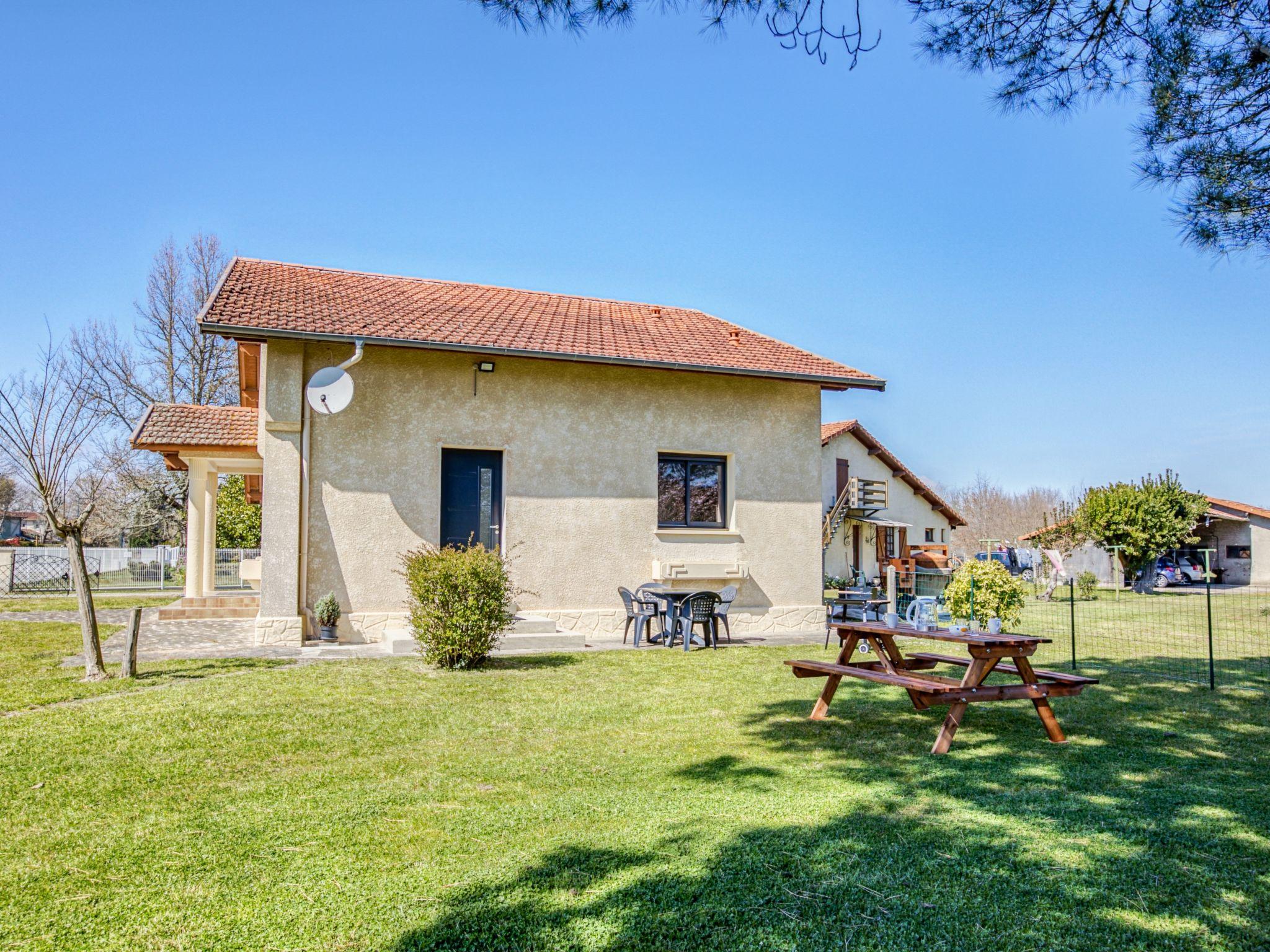 Photo 1 - Maison de 2 chambres à Aureilhan avec jardin et terrasse