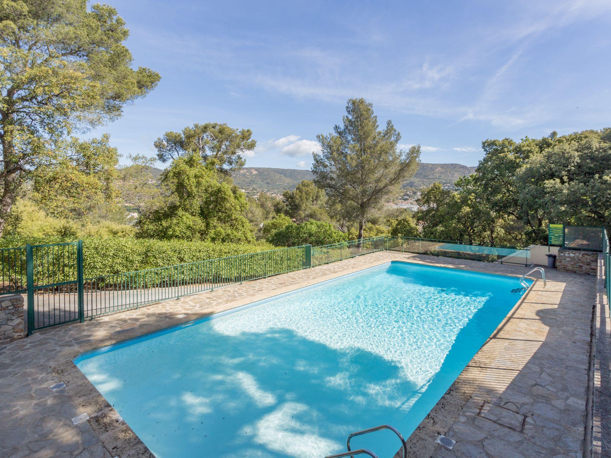 Photo 17 - 1 bedroom Apartment in Bormes-les-Mimosas with swimming pool and sea view