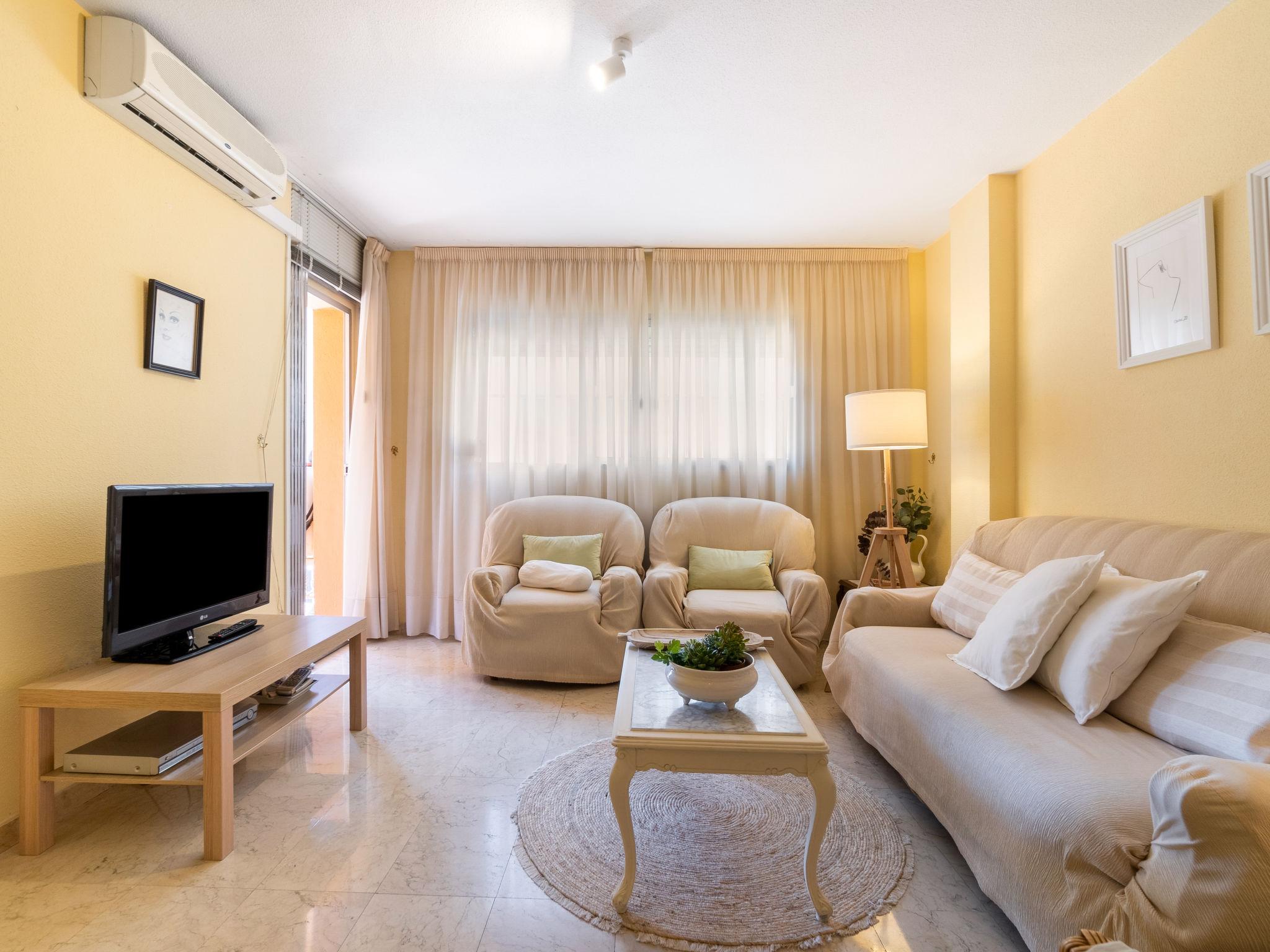 Foto 1 - Appartamento con 3 camere da letto a Torremolinos con terrazza e vista mare
