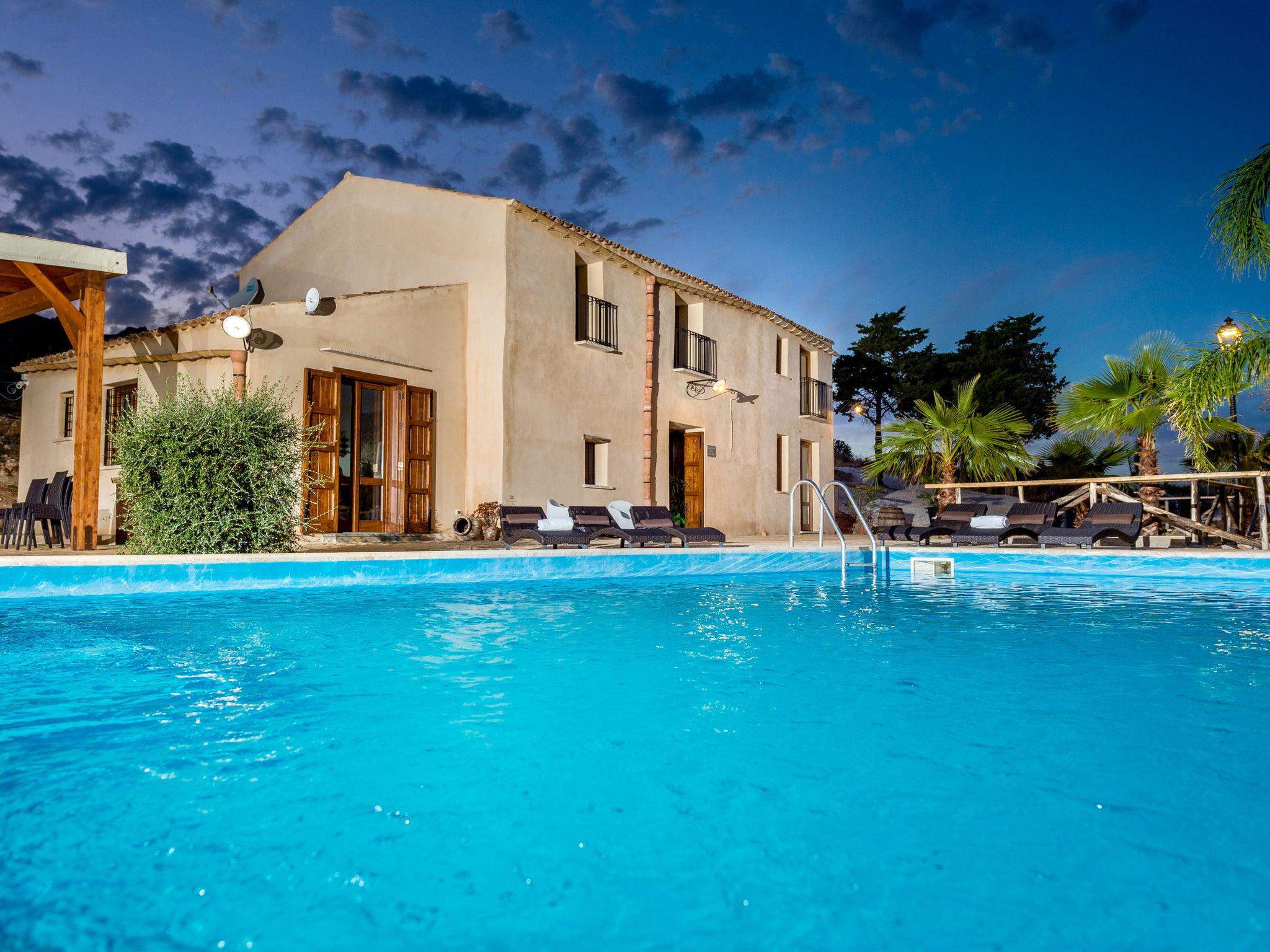 Photo 23 - Maison de 5 chambres à Castellammare del Golfo avec piscine privée et jardin