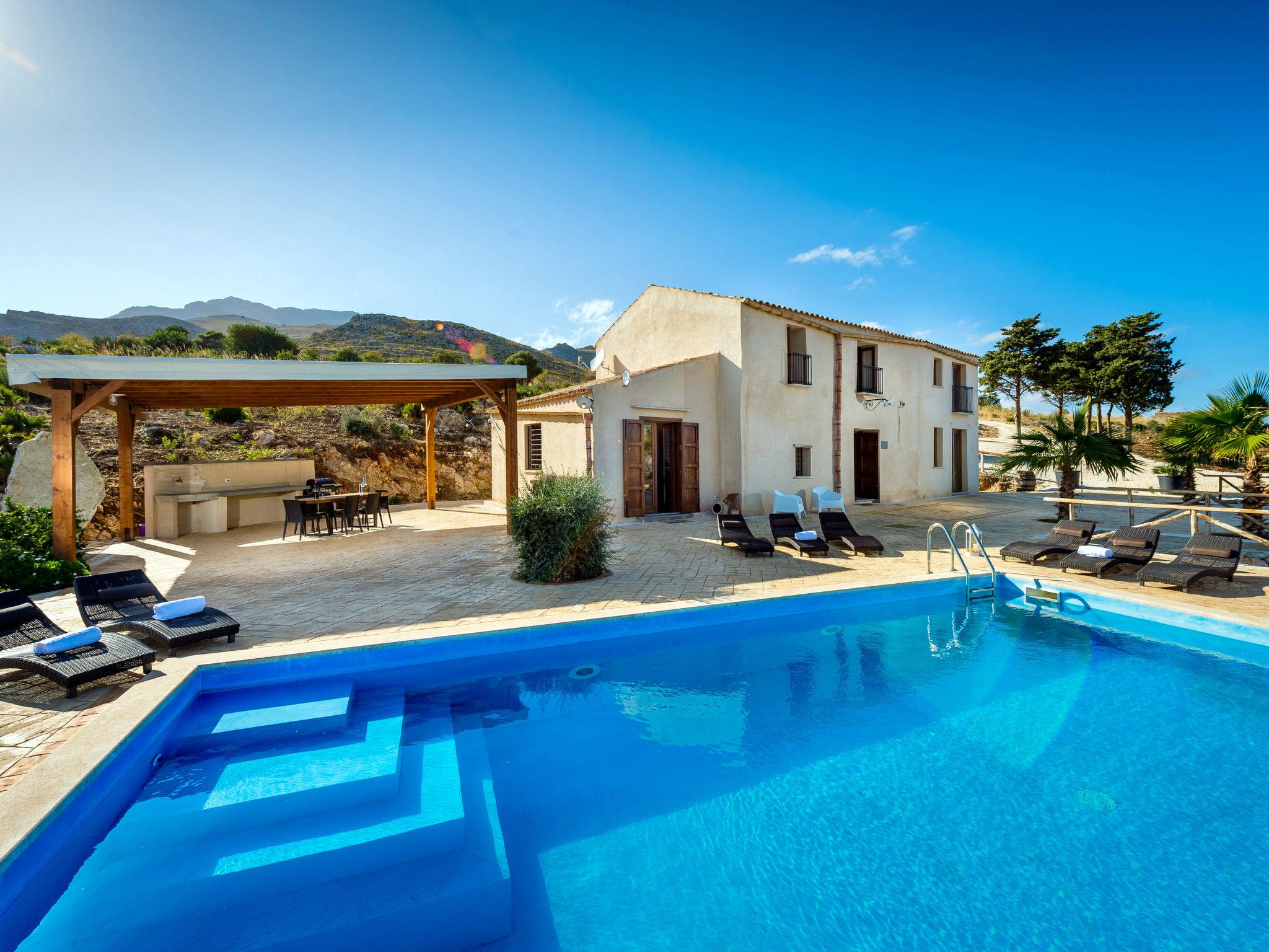 Foto 1 - Casa de 5 habitaciones en Castellammare del Golfo con piscina privada y vistas al mar