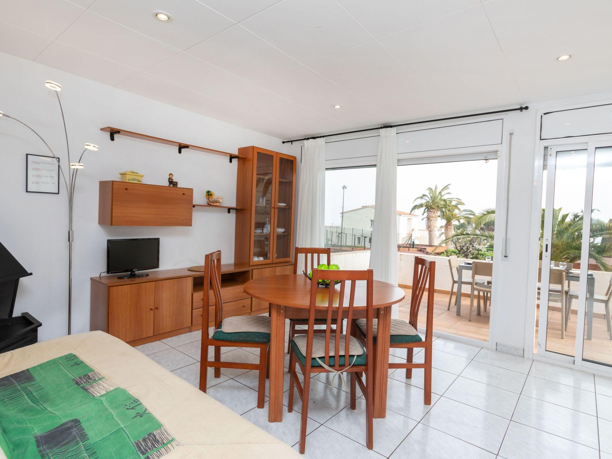 Photo 2 - 2 bedroom Apartment in Llançà with swimming pool and sea view