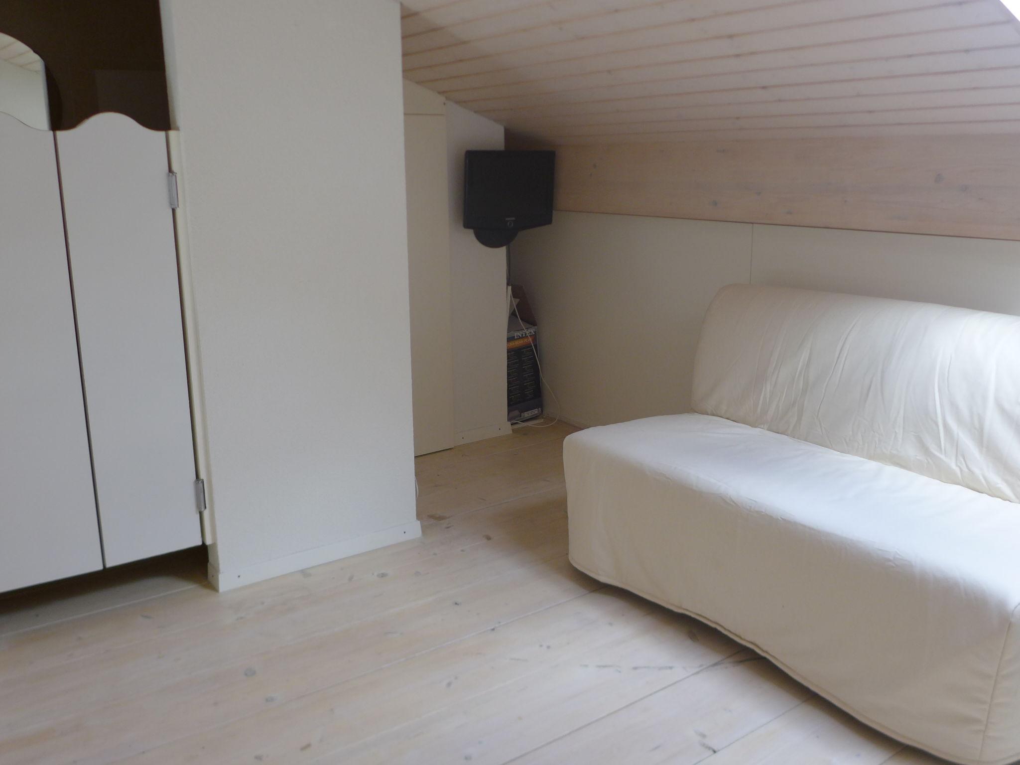 Foto 11 - Apartment mit 1 Schlafzimmer in Port-Valais mit blick auf die berge