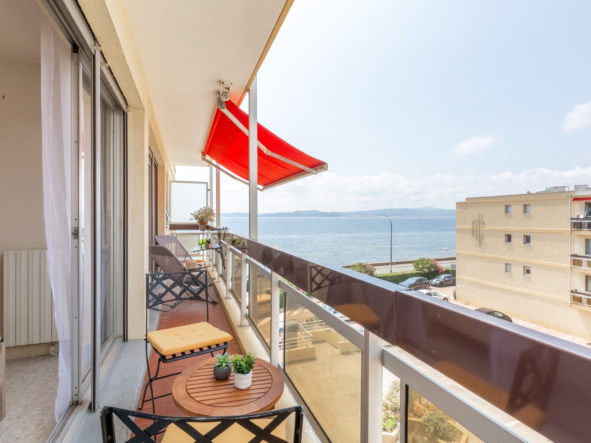 Photo 1 - Appartement de 2 chambres à Sainte-Maxime avec vues à la mer