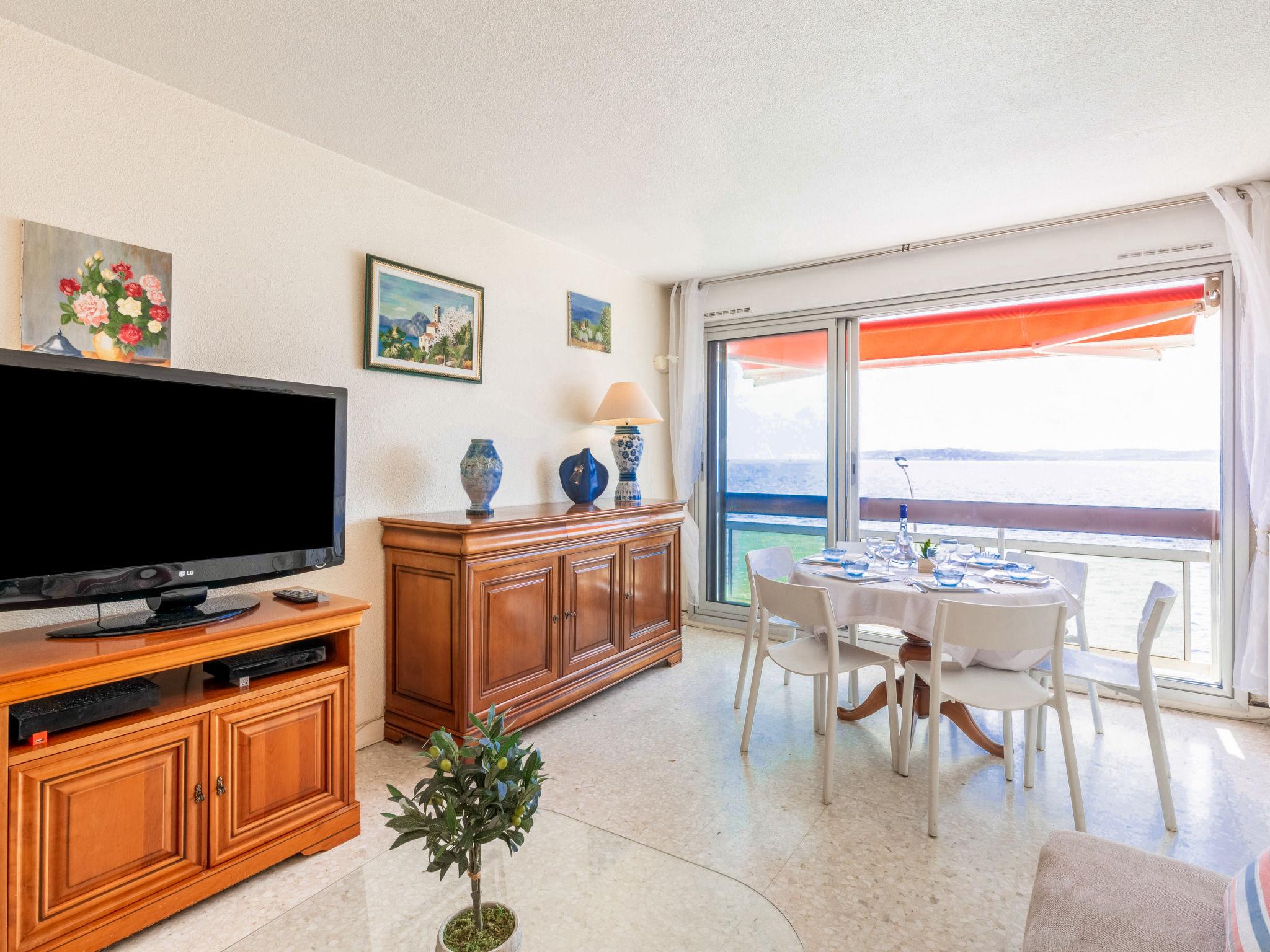 Foto 7 - Appartamento con 2 camere da letto a Sainte-Maxime con vista mare