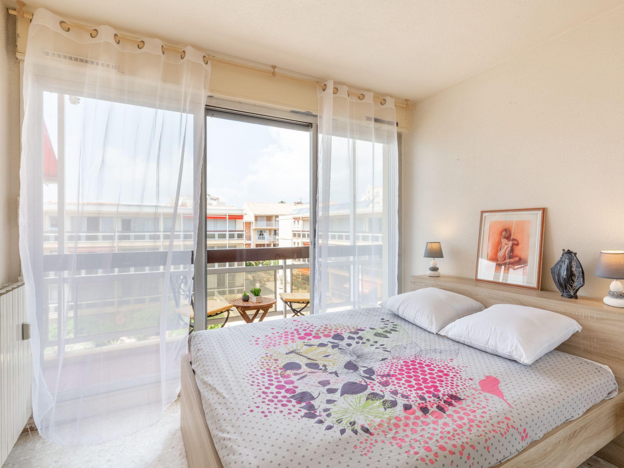 Foto 3 - Appartamento con 2 camere da letto a Sainte-Maxime con vista mare
