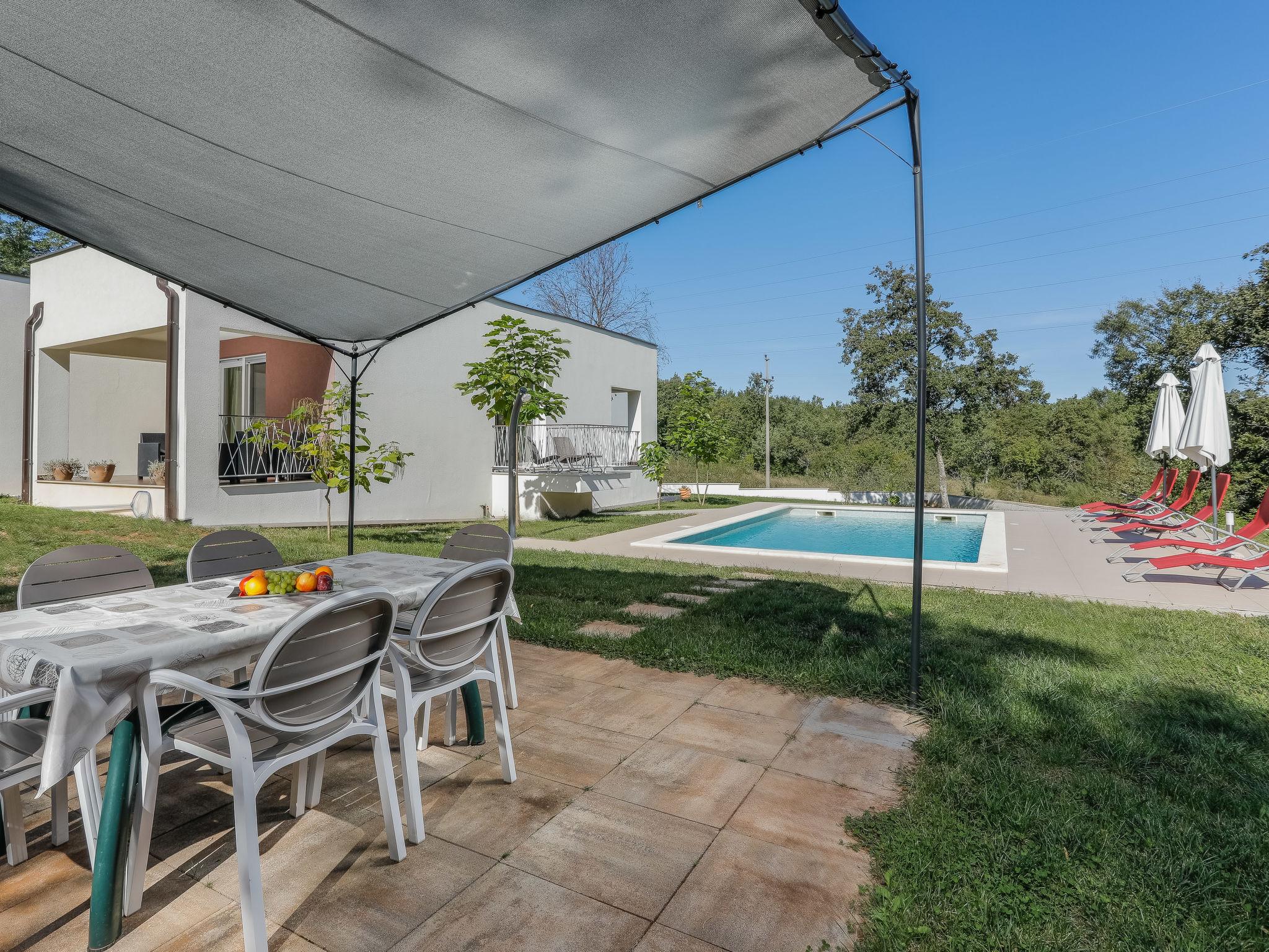 Photo 13 - Maison de 3 chambres à Raša avec piscine privée et vues à la mer