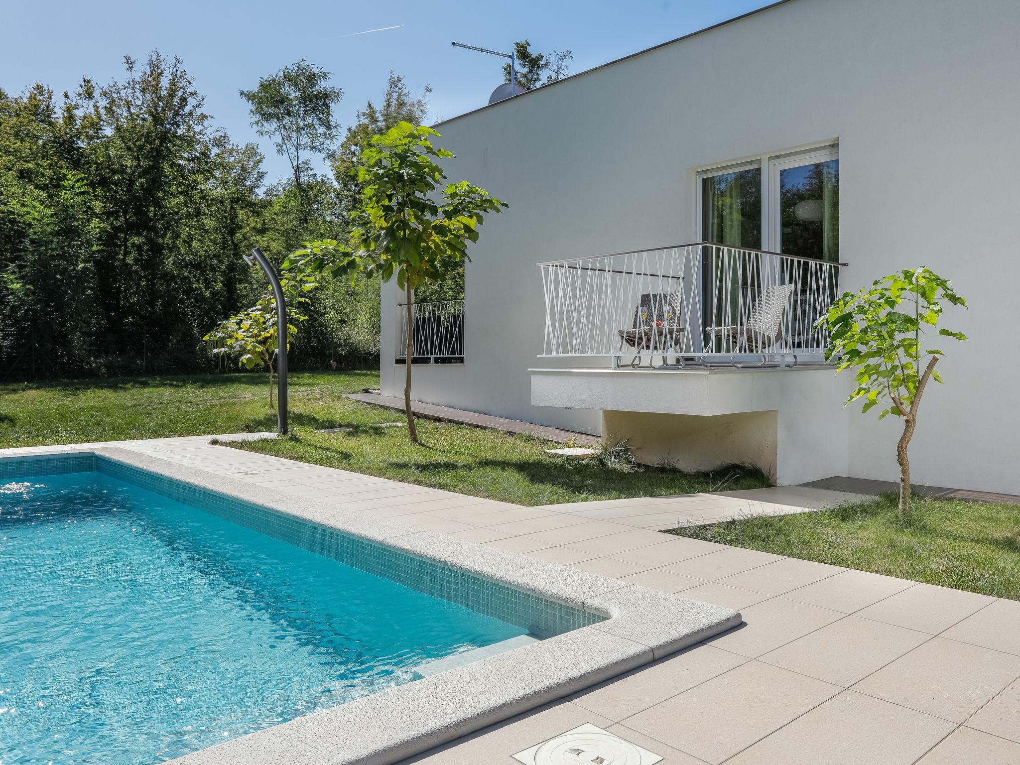 Foto 15 - Casa de 3 quartos em Raša com piscina privada e vistas do mar