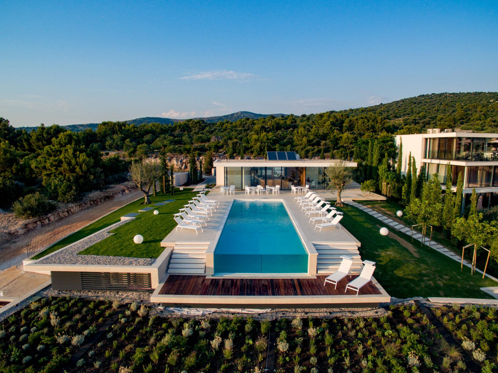 Foto 1 - Appartamento con 2 camere da letto a Primošten con piscina e vista mare