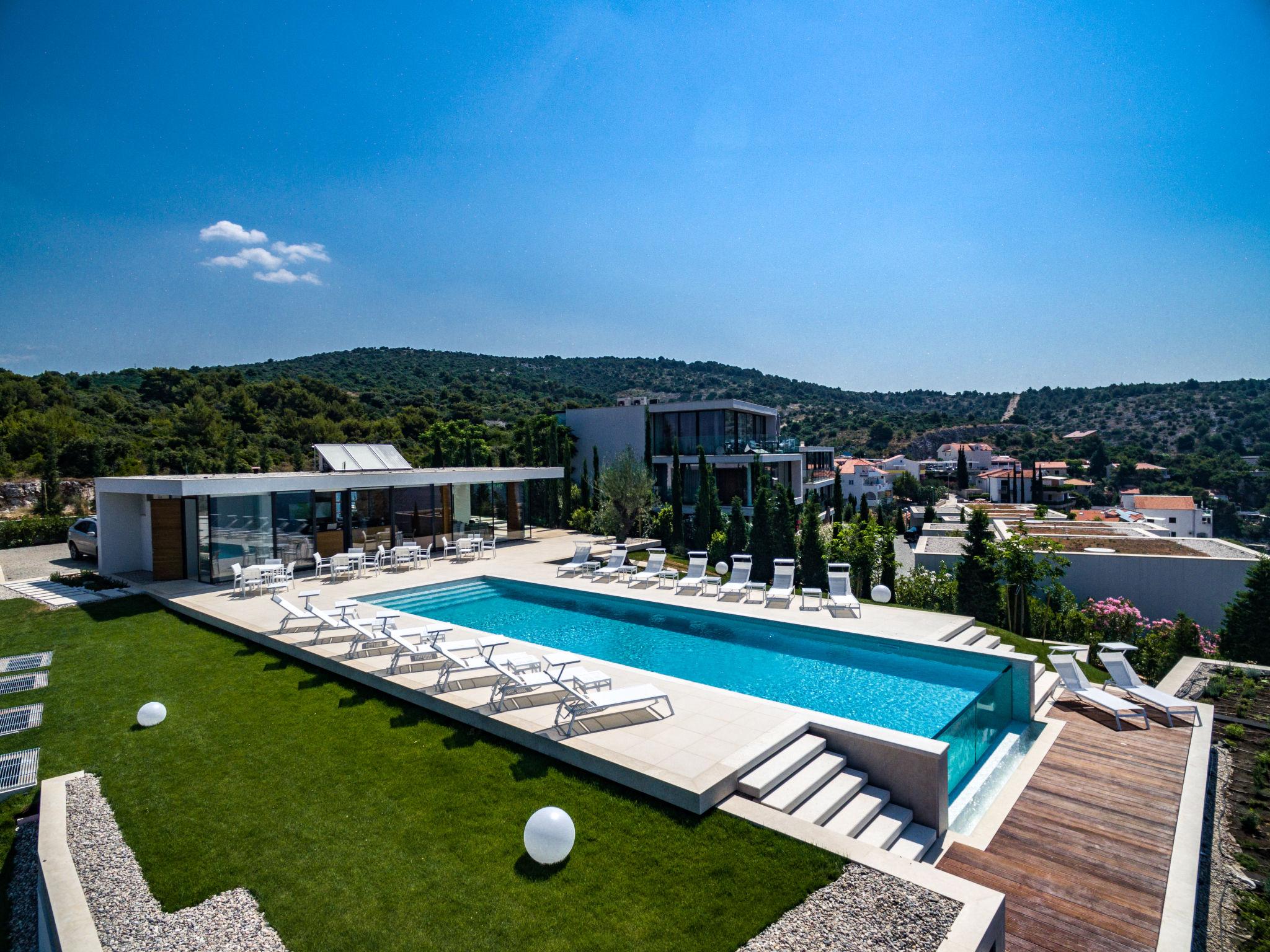 Foto 2 - Apartamento de 2 quartos em Primošten com piscina e terraço