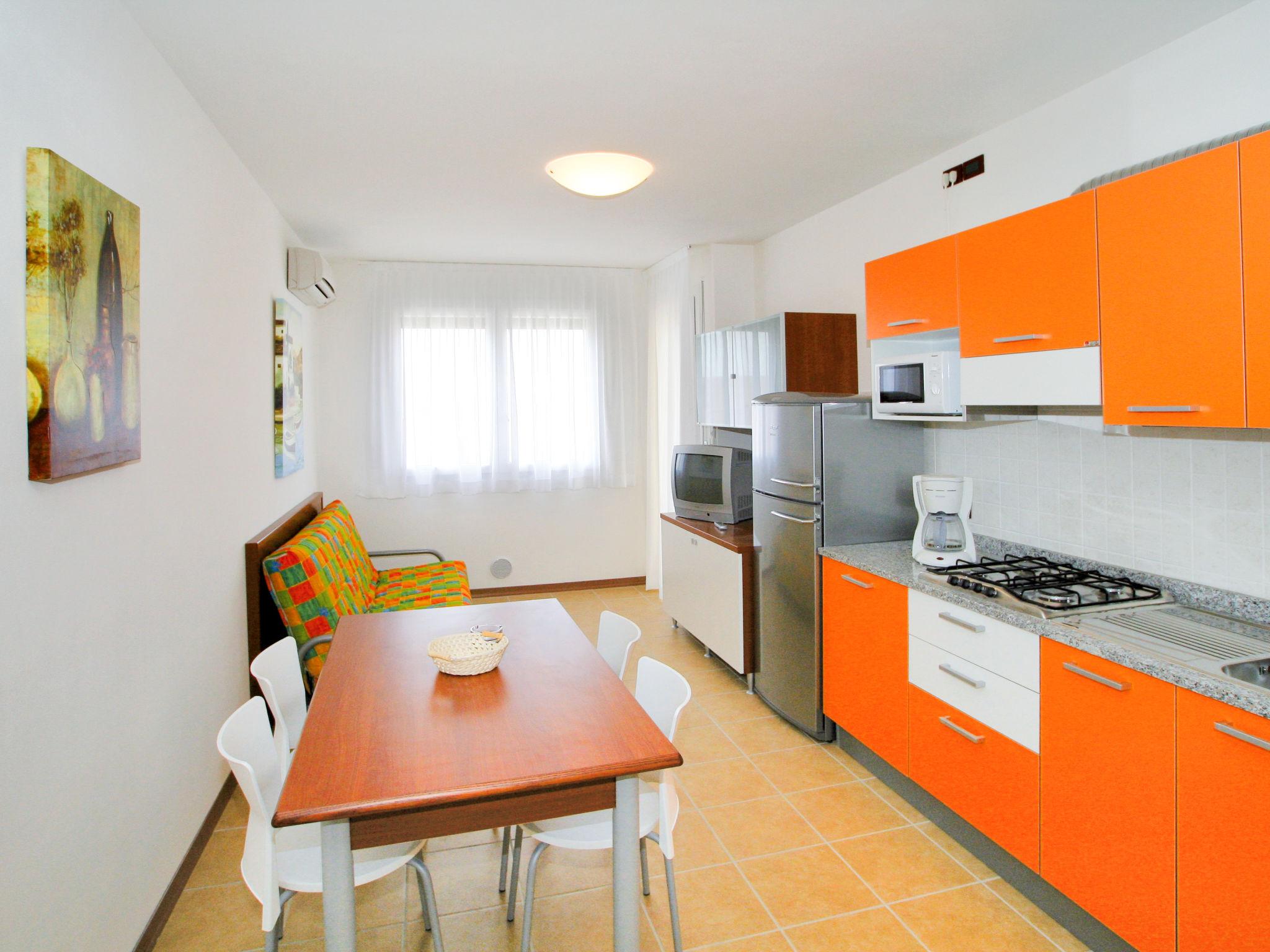 Foto 4 - Apartamento de 2 quartos em Caorle com piscina e vistas do mar