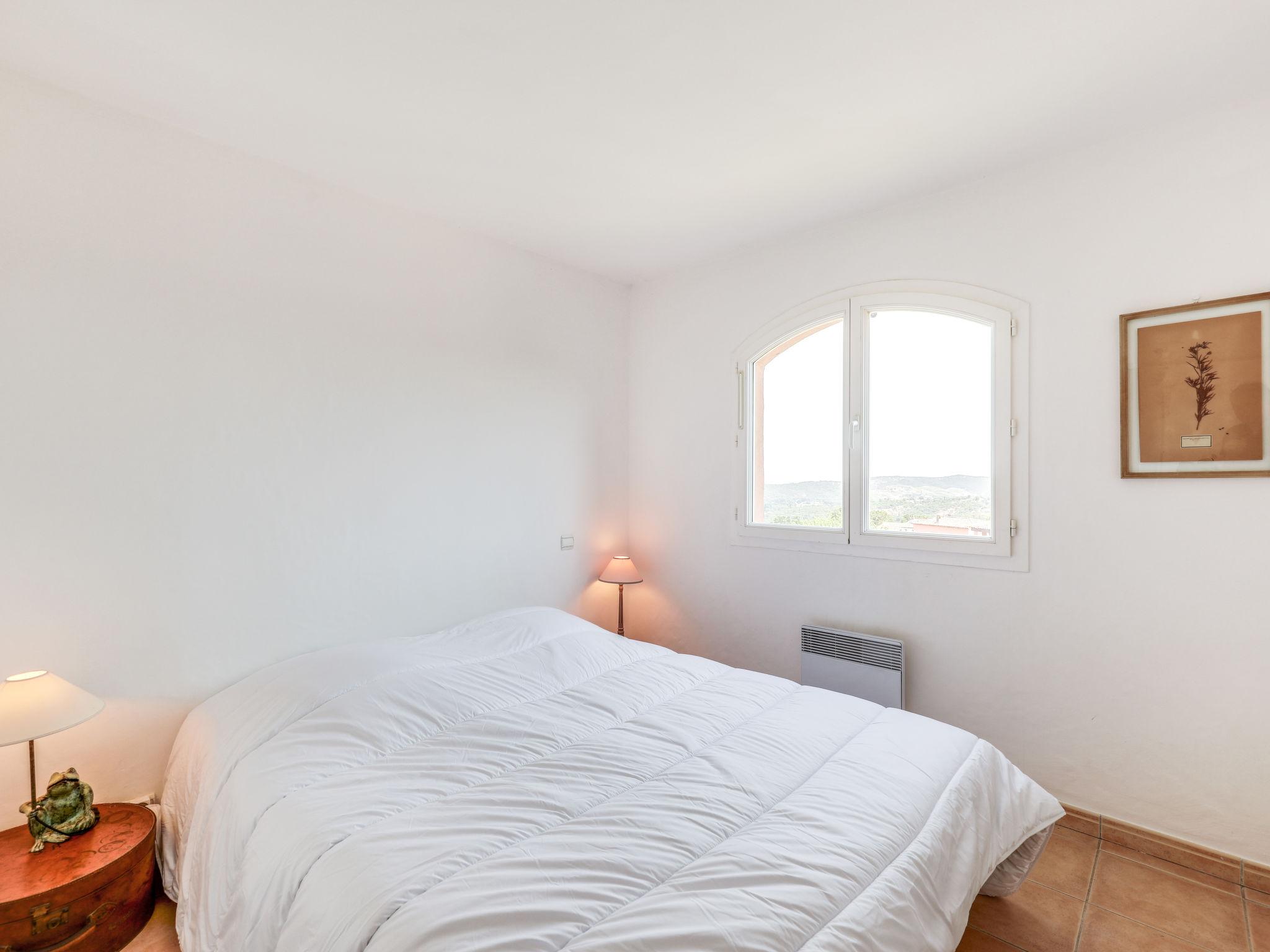 Foto 10 - Apartamento de 2 habitaciones en Roquebrune-sur-Argens con piscina y vistas al mar