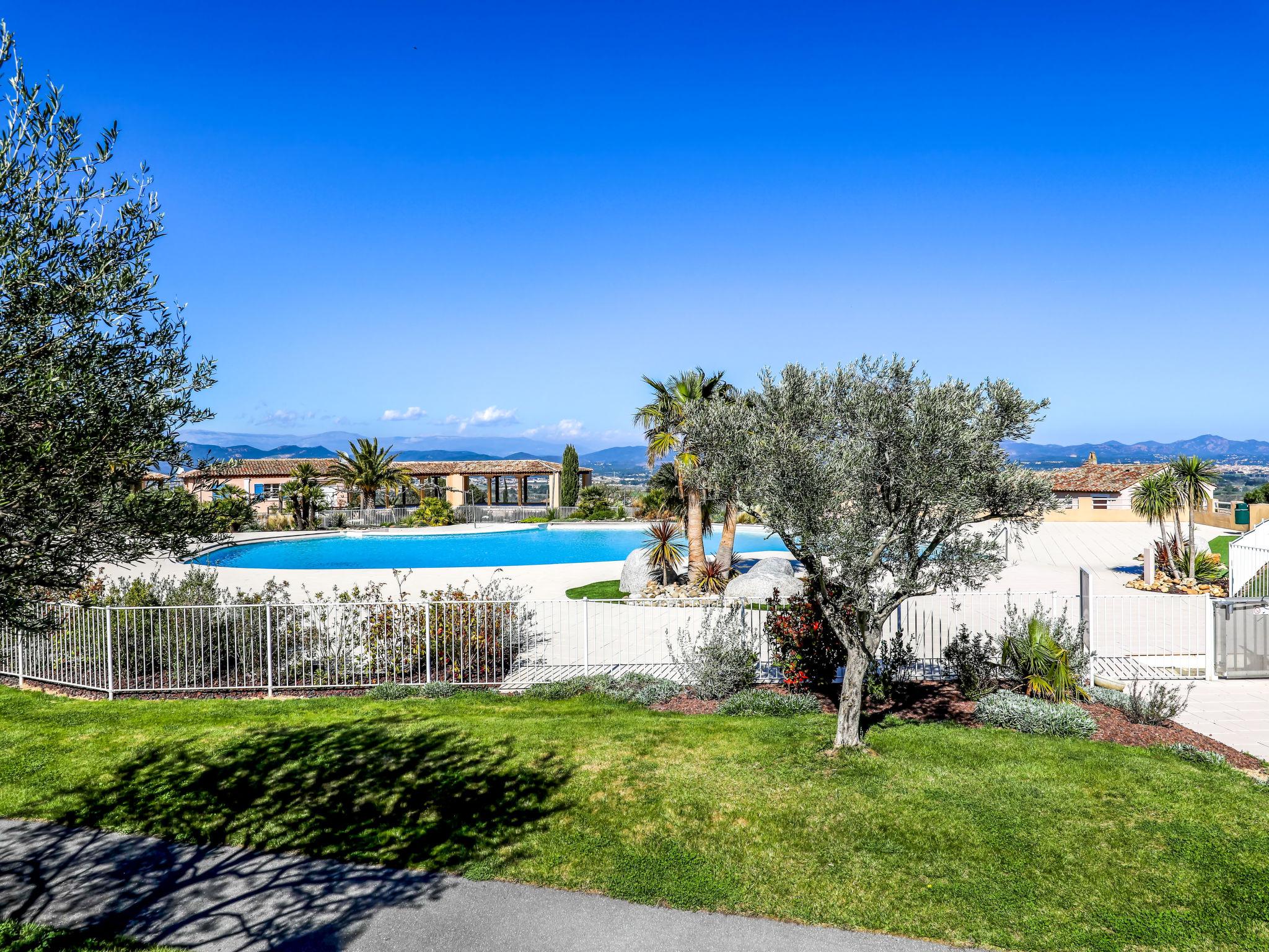 Photo 24 - Appartement de 2 chambres à Roquebrune-sur-Argens avec piscine et vues à la mer