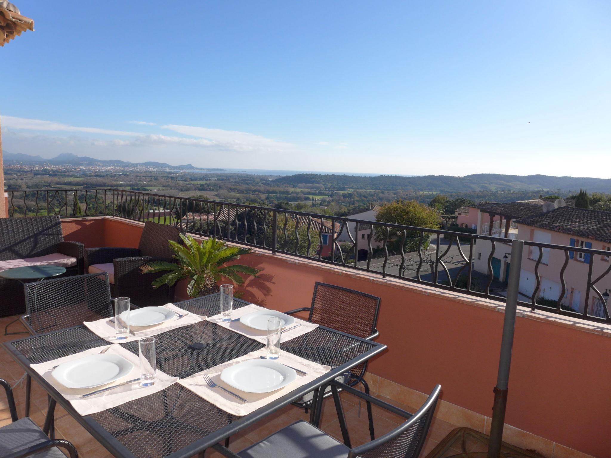 Photo 2 - Appartement de 2 chambres à Roquebrune-sur-Argens avec piscine et vues à la mer