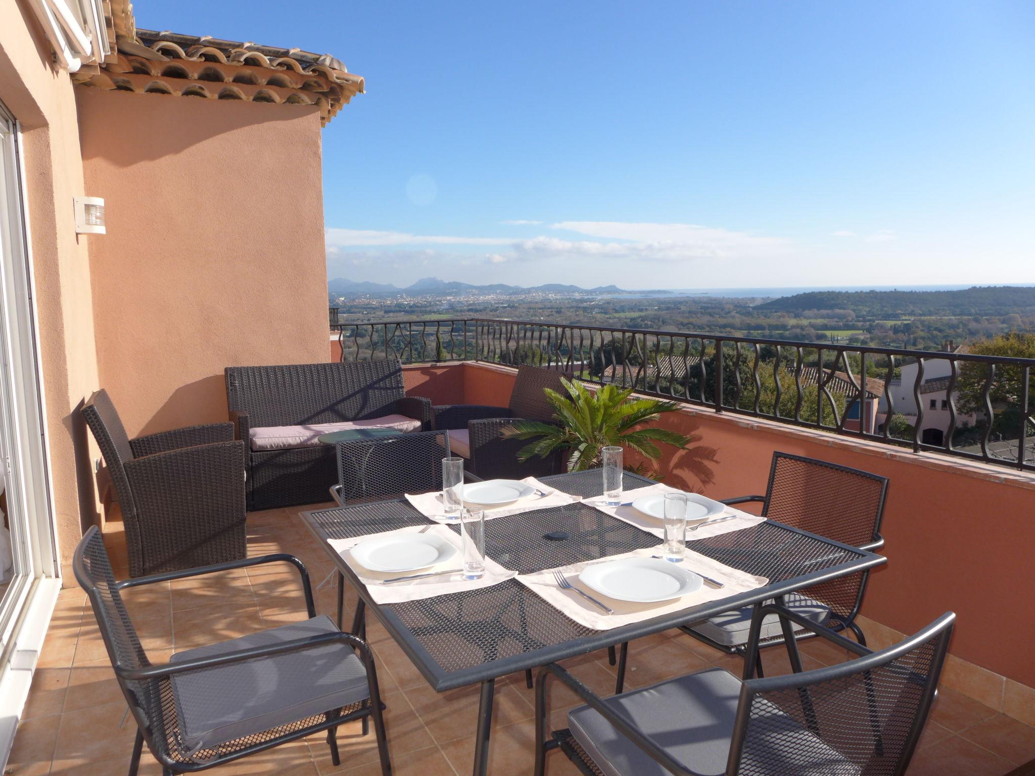 Foto 12 - Apartment mit 2 Schlafzimmern in Roquebrune-sur-Argens mit schwimmbad und blick aufs meer