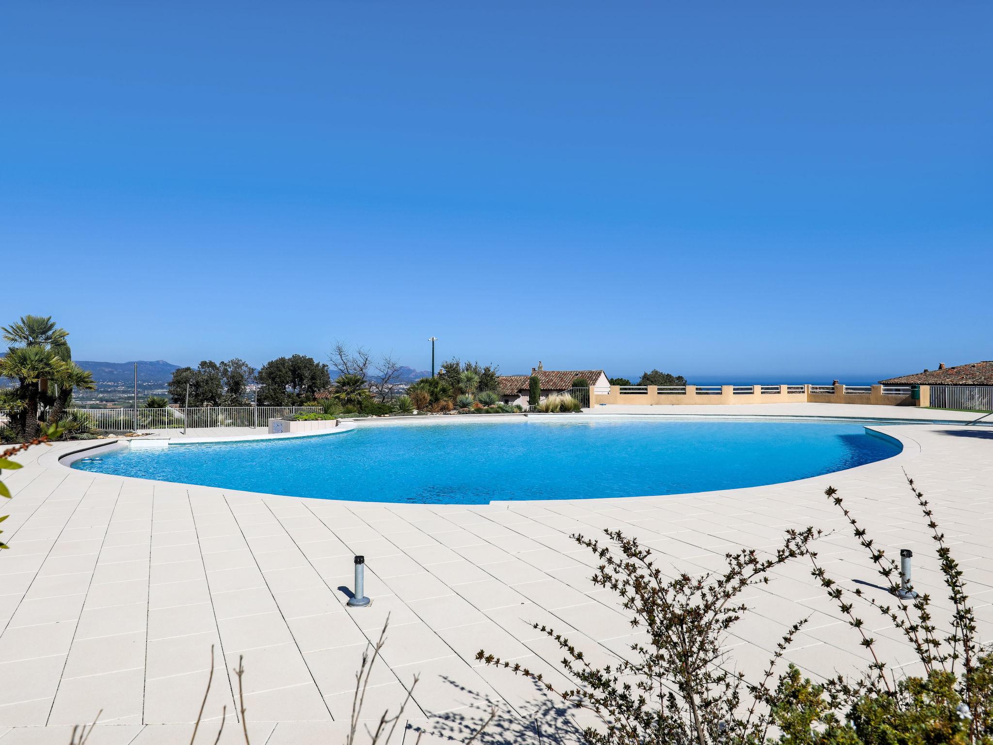 Foto 18 - Apartment mit 2 Schlafzimmern in Roquebrune-sur-Argens mit schwimmbad und blick aufs meer