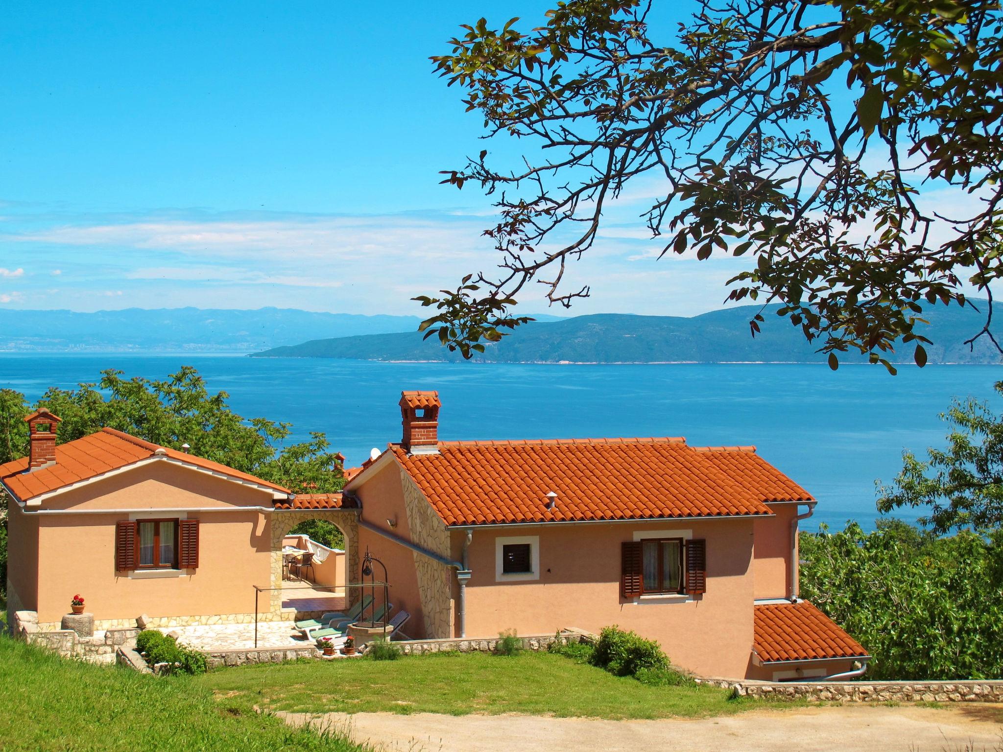 Foto 1 - Apartamento de 1 quarto em Raša com terraço e vistas do mar