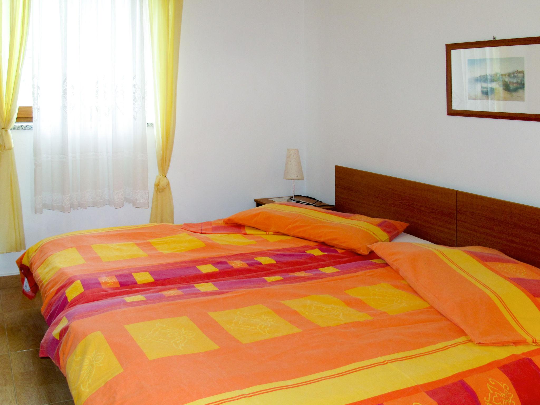 Foto 6 - Appartamento con 2 camere da letto a Raša con terrazza e vista mare