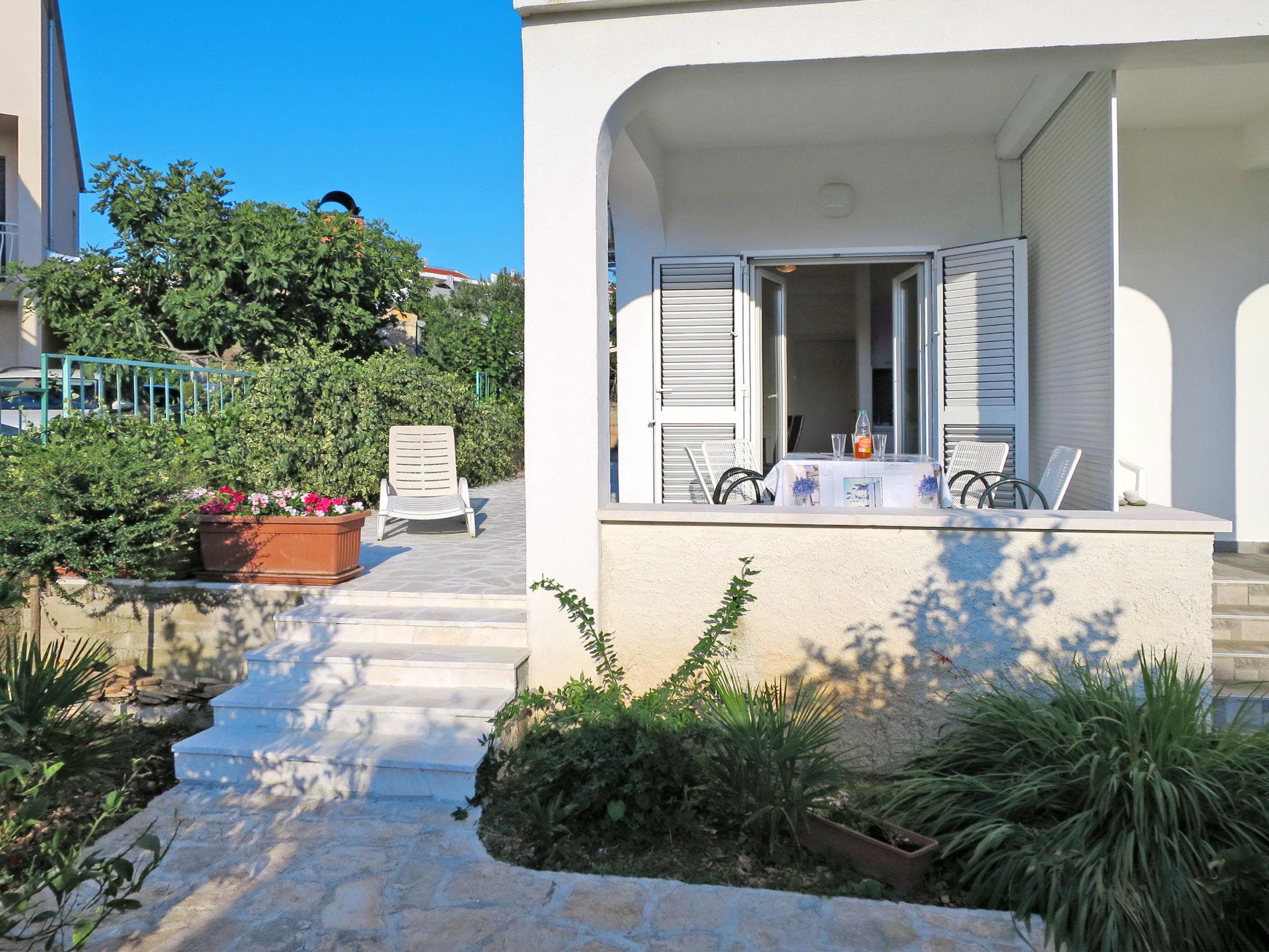 Foto 7 - Apartamento de 1 habitación en Sibenik con piscina y jardín