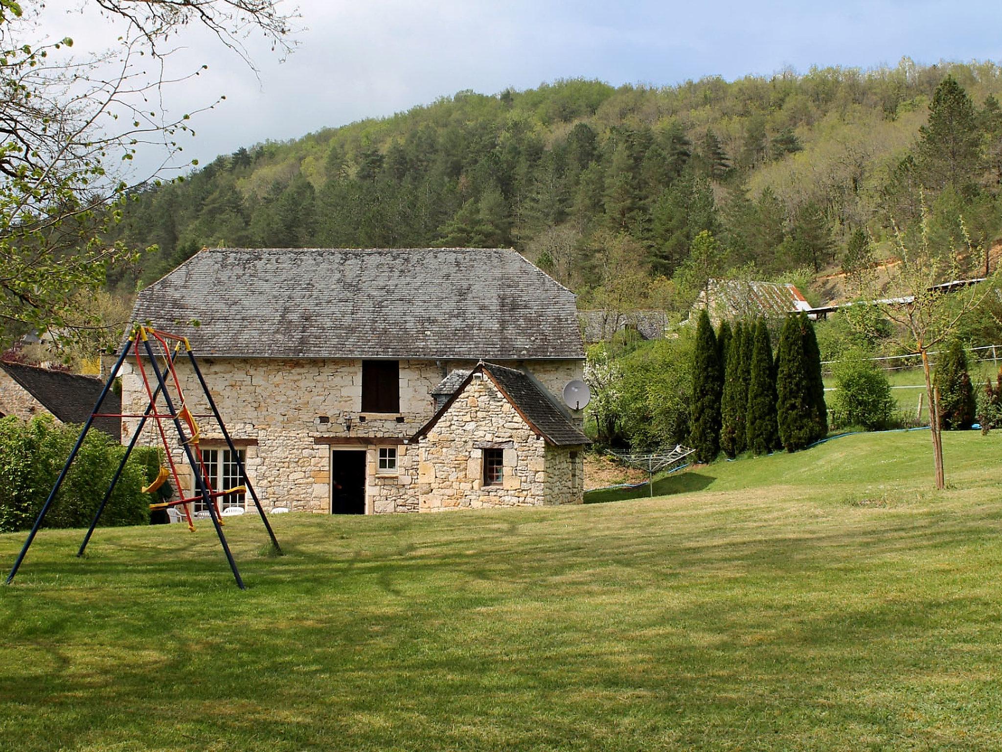 Foto 2 - Casa de 3 quartos em Coly-Saint-Amand com piscina privada e jardim