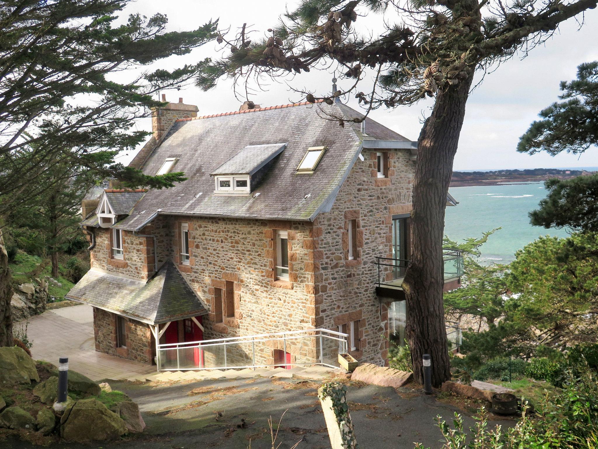 Photo 1 - Maison de 4 chambres à Perros-Guirec avec terrasse et vues à la mer