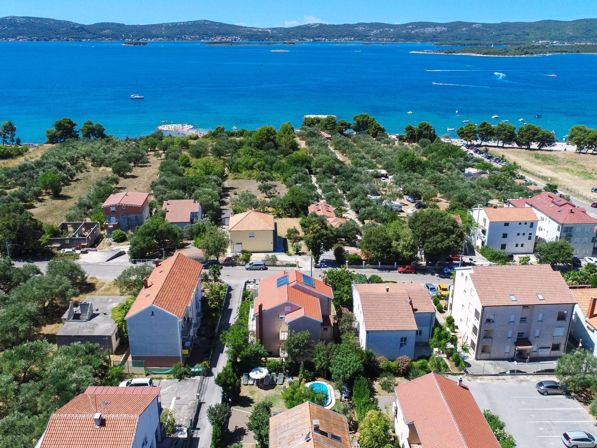 Foto 6 - Casa de 6 habitaciones en Sveti Filip i Jakov con piscina privada y vistas al mar