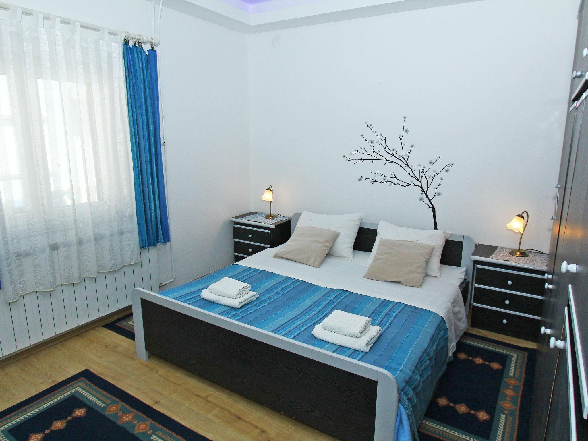 Foto 9 - Casa con 6 camere da letto a Sveti Filip i Jakov con piscina privata e vista mare