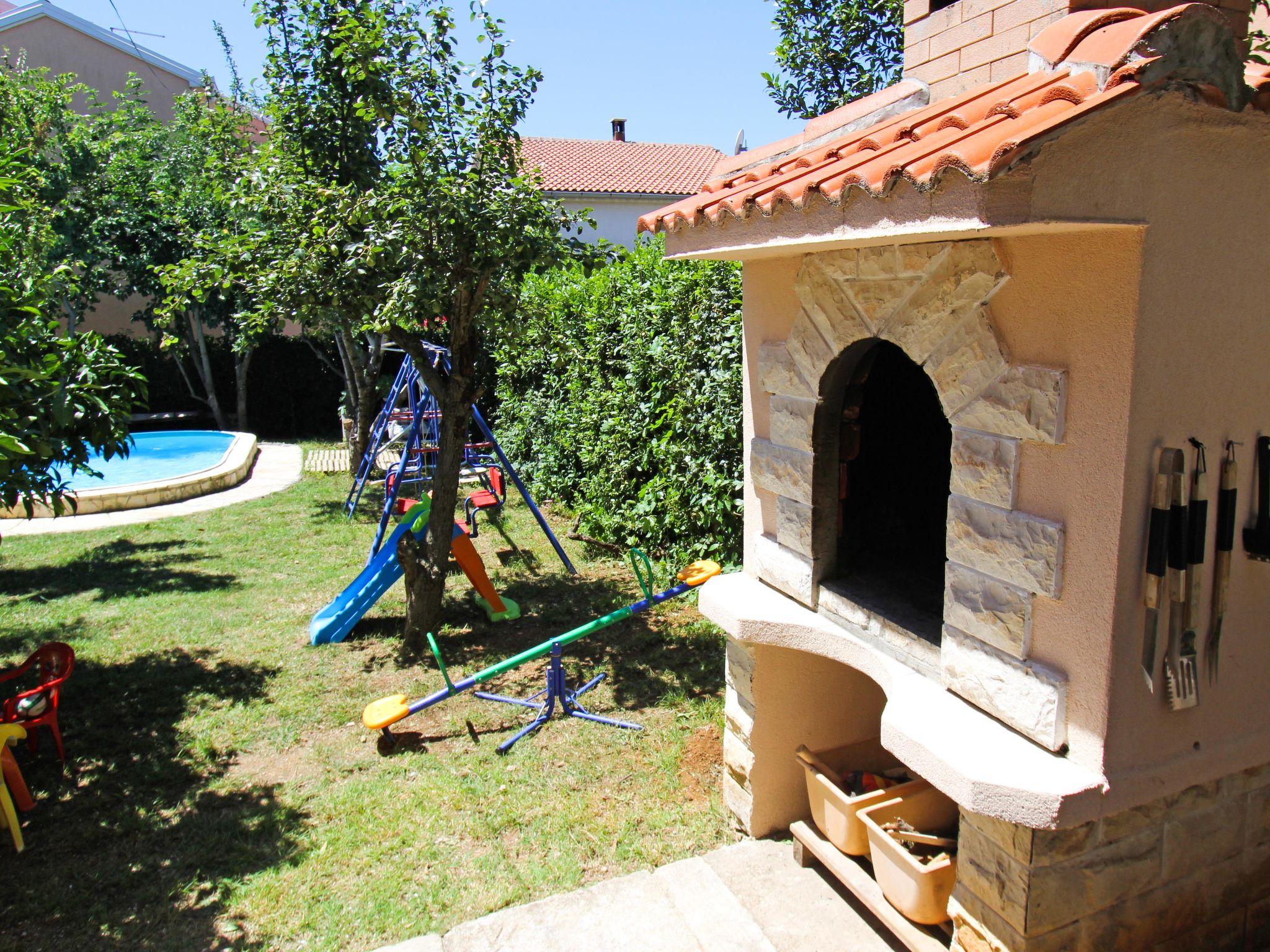 Foto 45 - Haus mit 6 Schlafzimmern in Sveti Filip i Jakov mit privater pool und garten