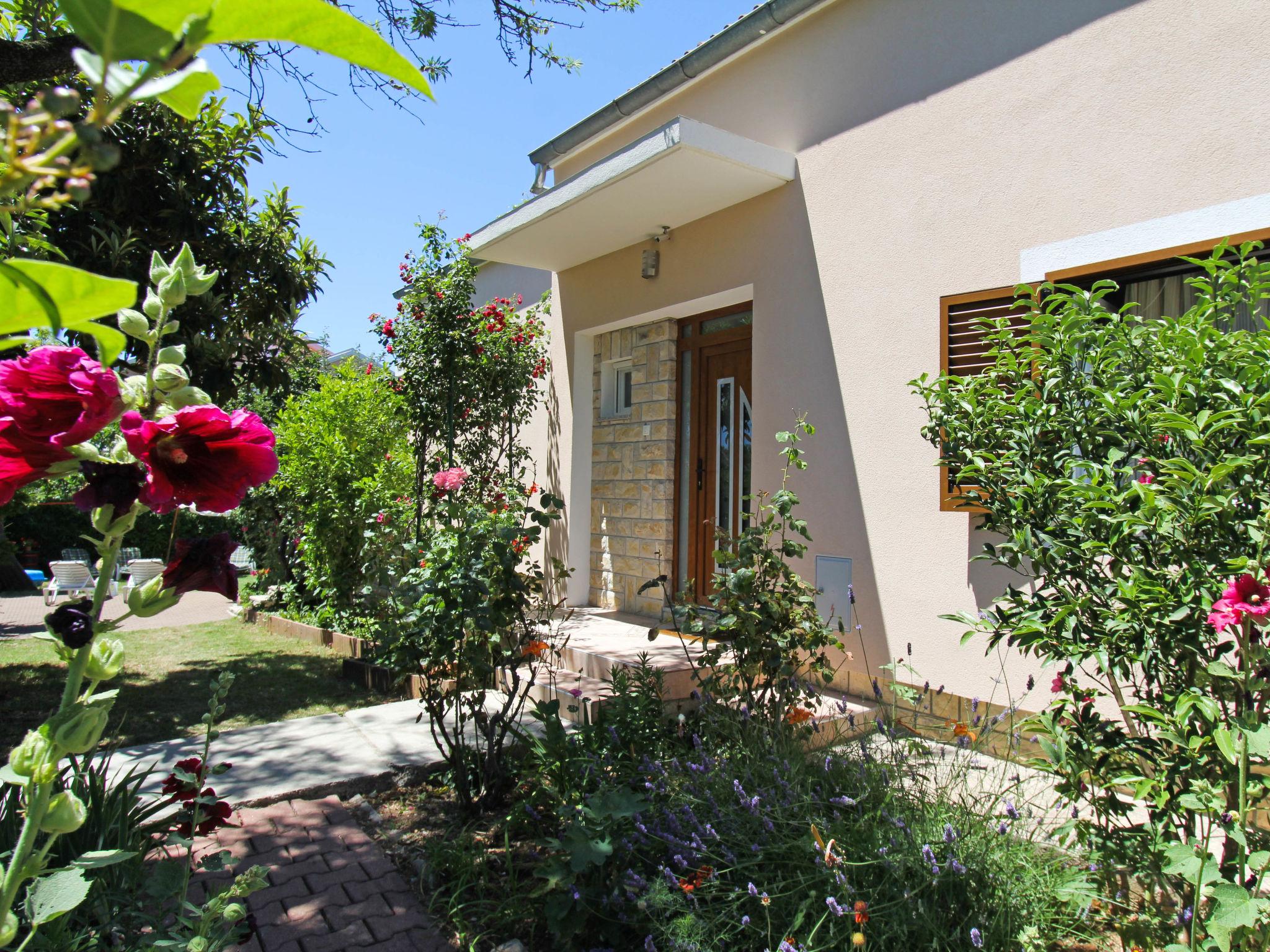 Foto 18 - Casa de 6 quartos em Sveti Filip i Jakov com piscina privada e jardim