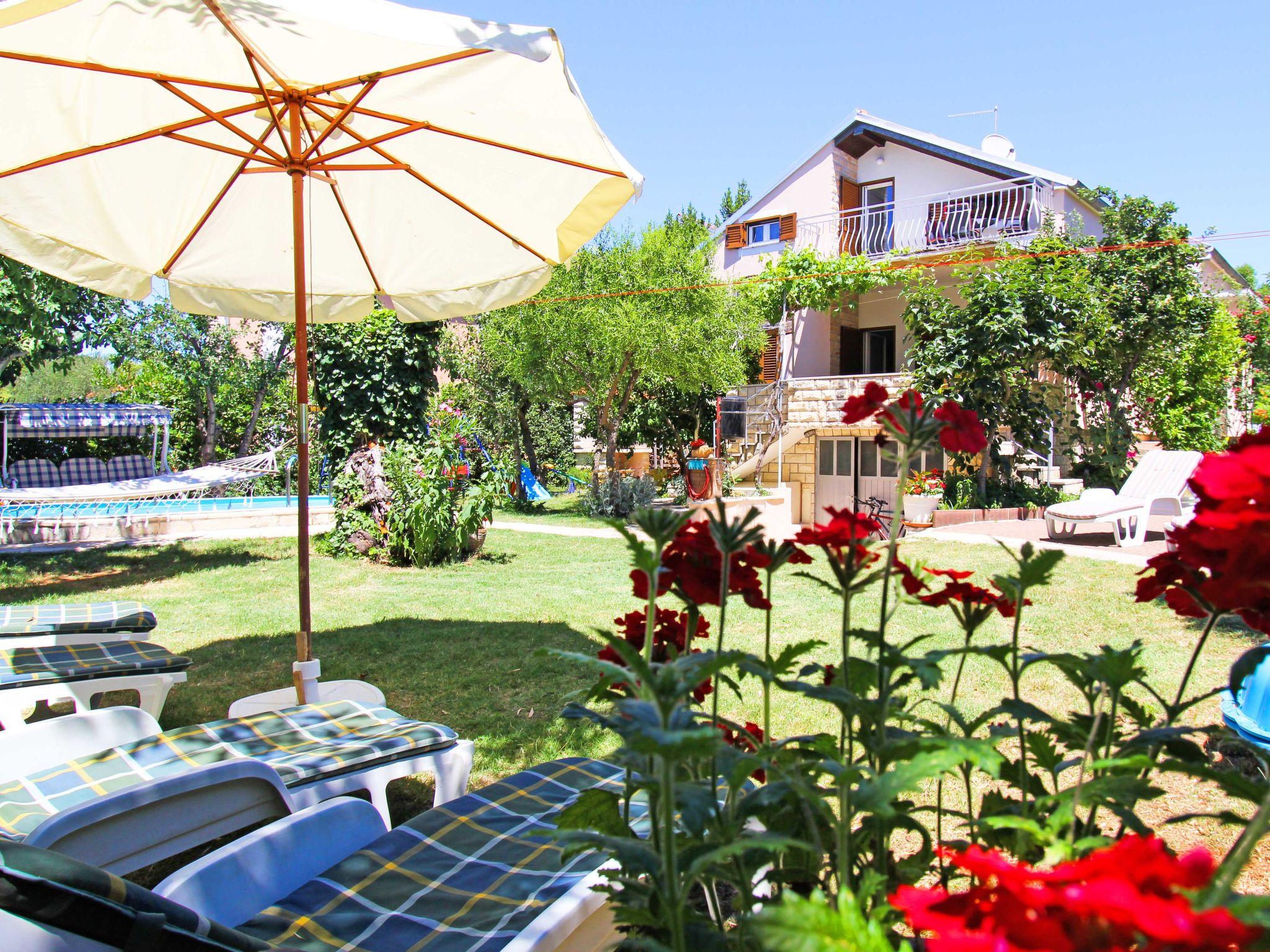 Photo 2 - Maison de 6 chambres à Sveti Filip i Jakov avec piscine privée et jardin