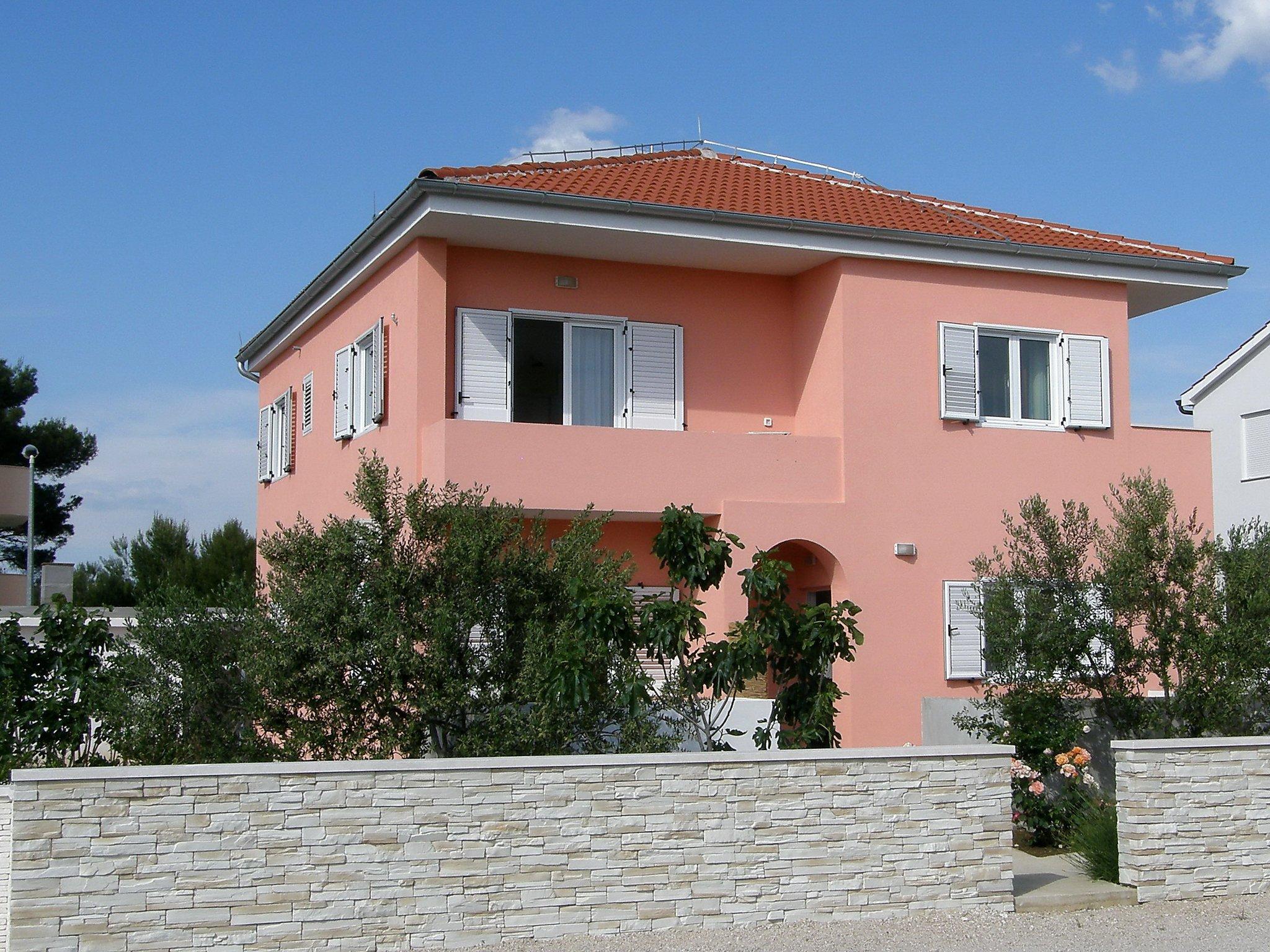 Foto 1 - Apartamento de 1 quarto em Vodice com jardim e terraço