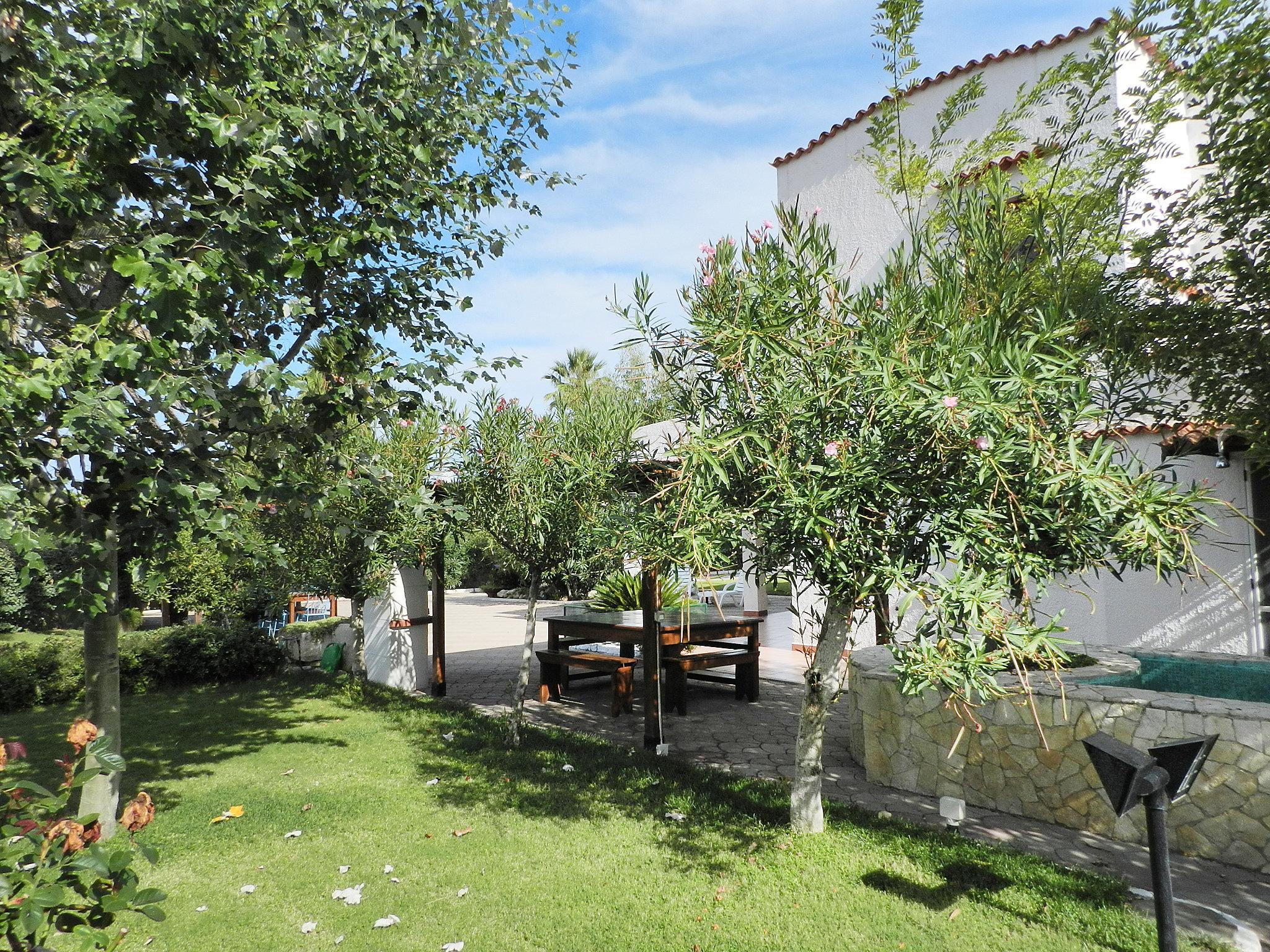 Photo 24 - Maison de 3 chambres à Barletta avec jardin et vues à la mer