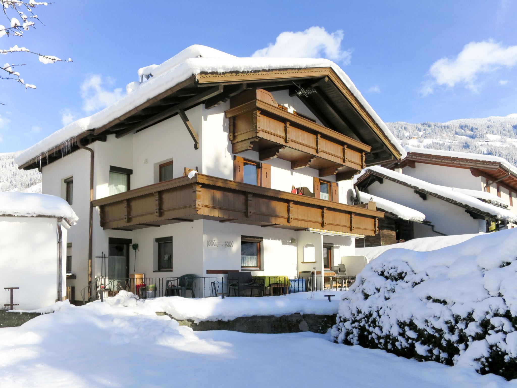 Foto 1 - Appartamento con 4 camere da letto a Aschau im Zillertal con vista sulle montagne