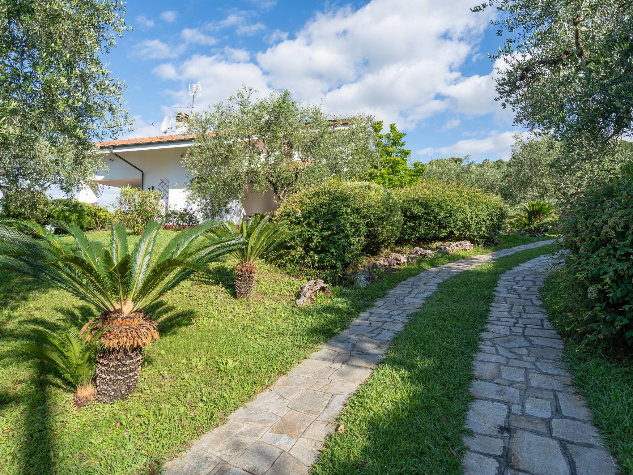 Photo 28 - Maison de 7 chambres à Diano Castello avec piscine privée et jardin