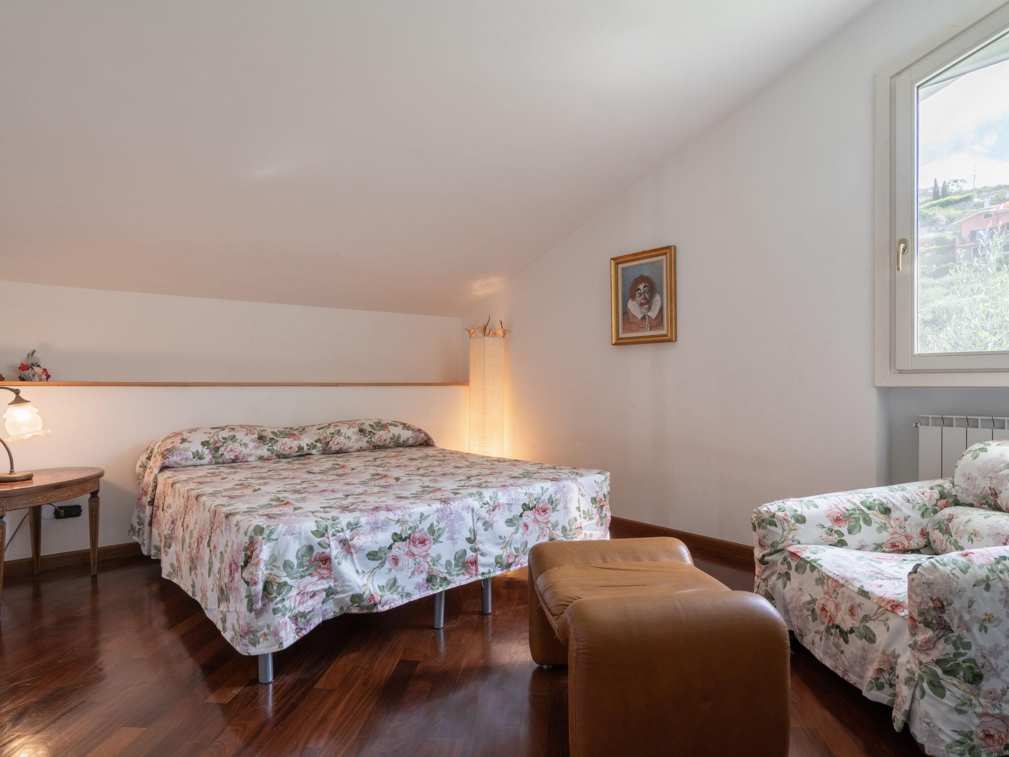 Foto 17 - Apartamento de 4 habitaciones en Diano Castello con piscina privada y vistas al mar