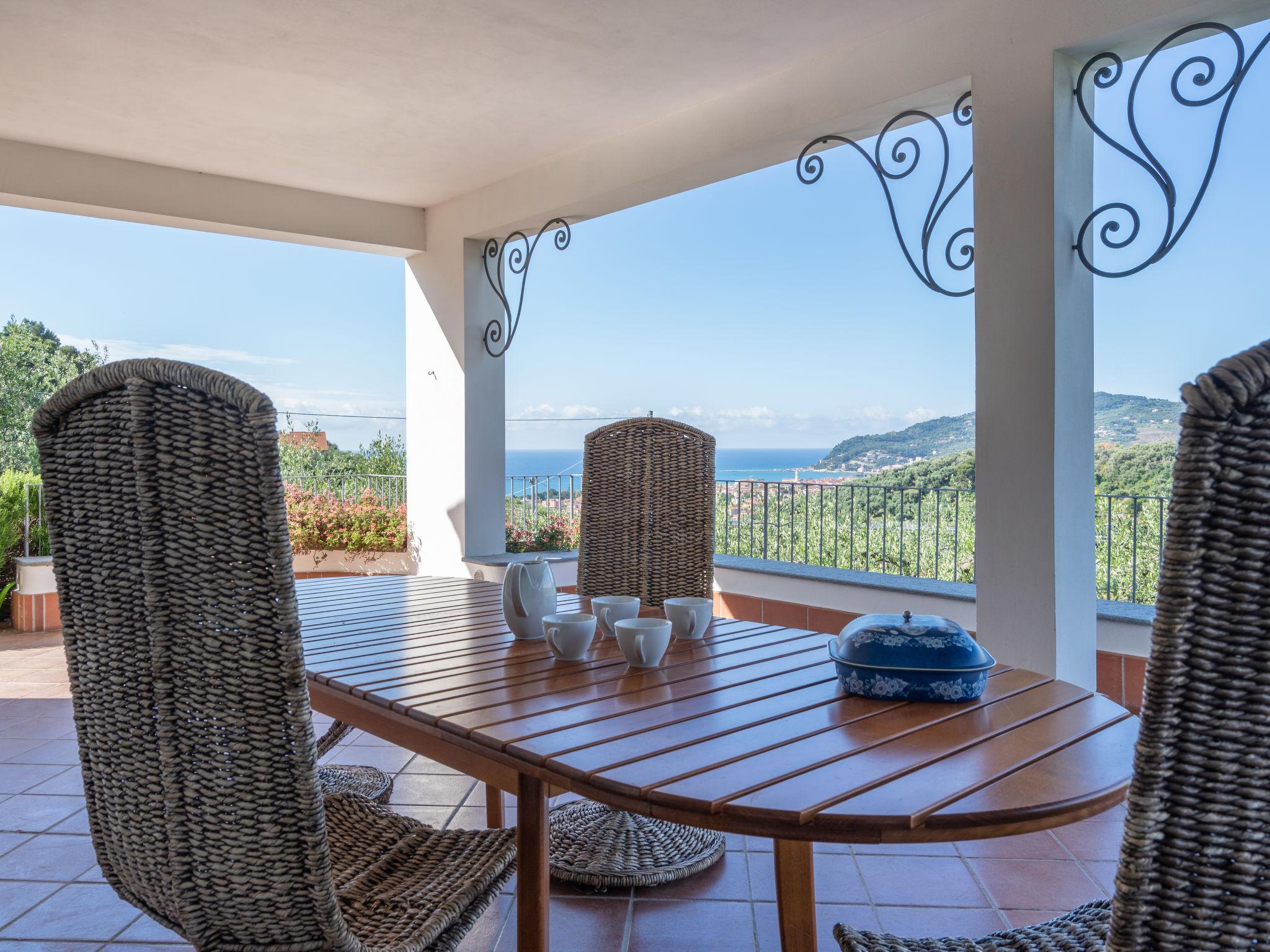 Foto 4 - Apartamento de 4 habitaciones en Diano Castello con piscina privada y vistas al mar