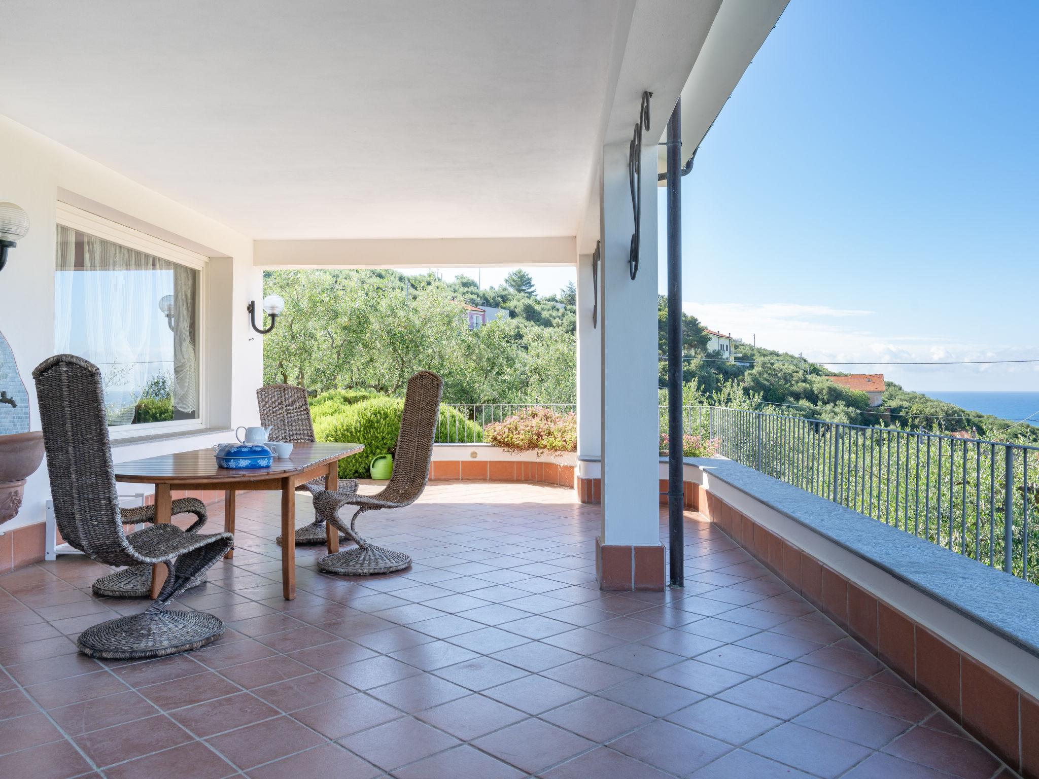 Foto 1 - Apartamento de 4 habitaciones en Diano Castello con piscina privada y vistas al mar