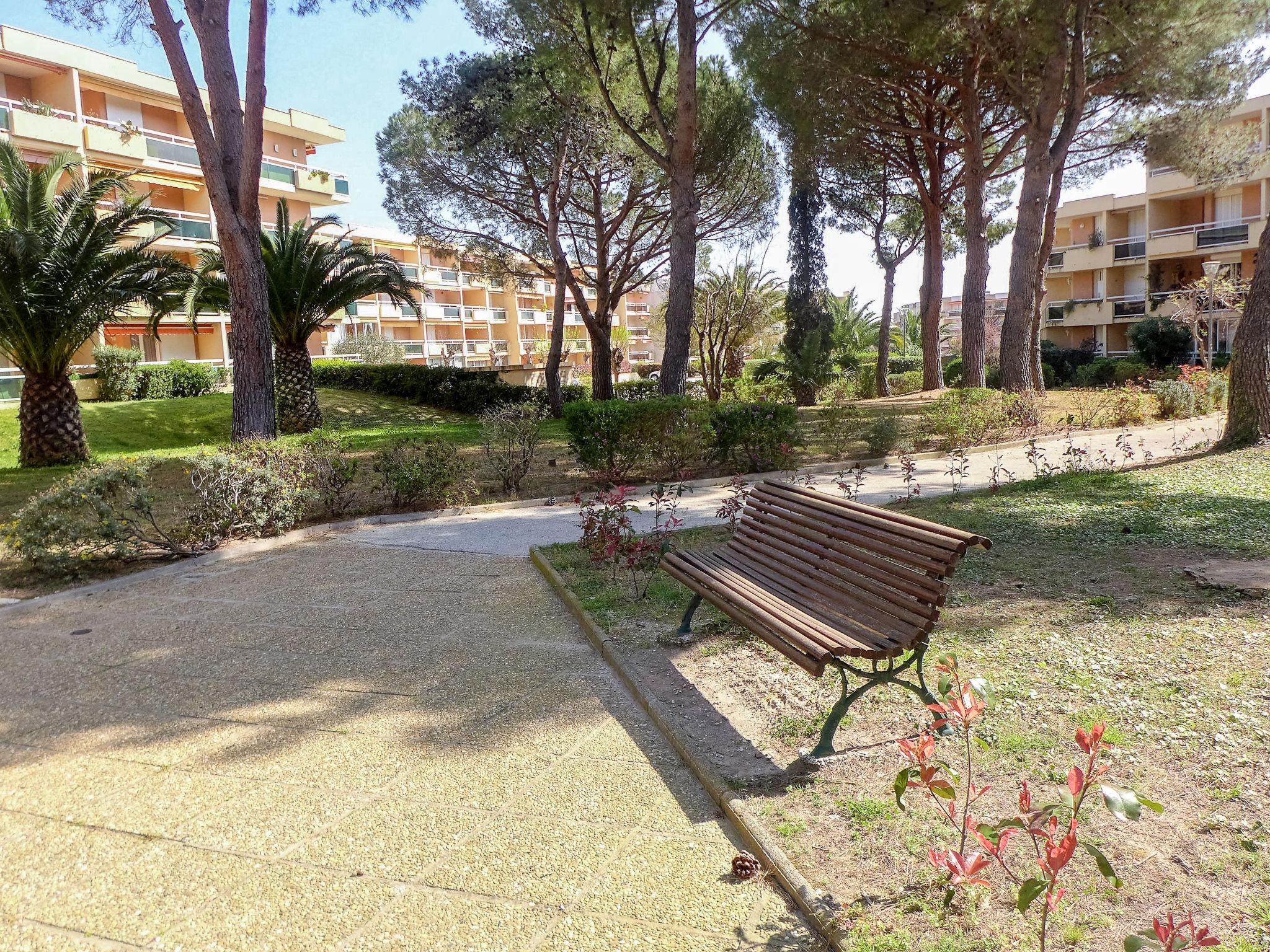 Photo 15 - 1 bedroom Apartment in Bormes-les-Mimosas with sea view