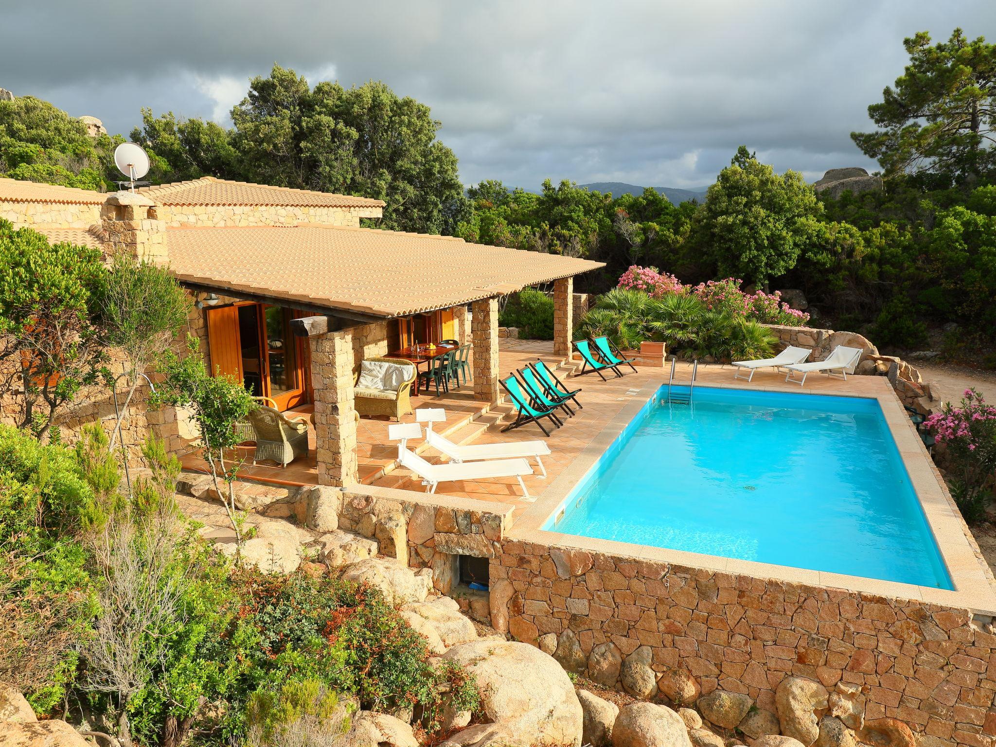 Foto 1 - Casa de 6 habitaciones en Trinità d'Agultu e Vignola con piscina privada y vistas al mar
