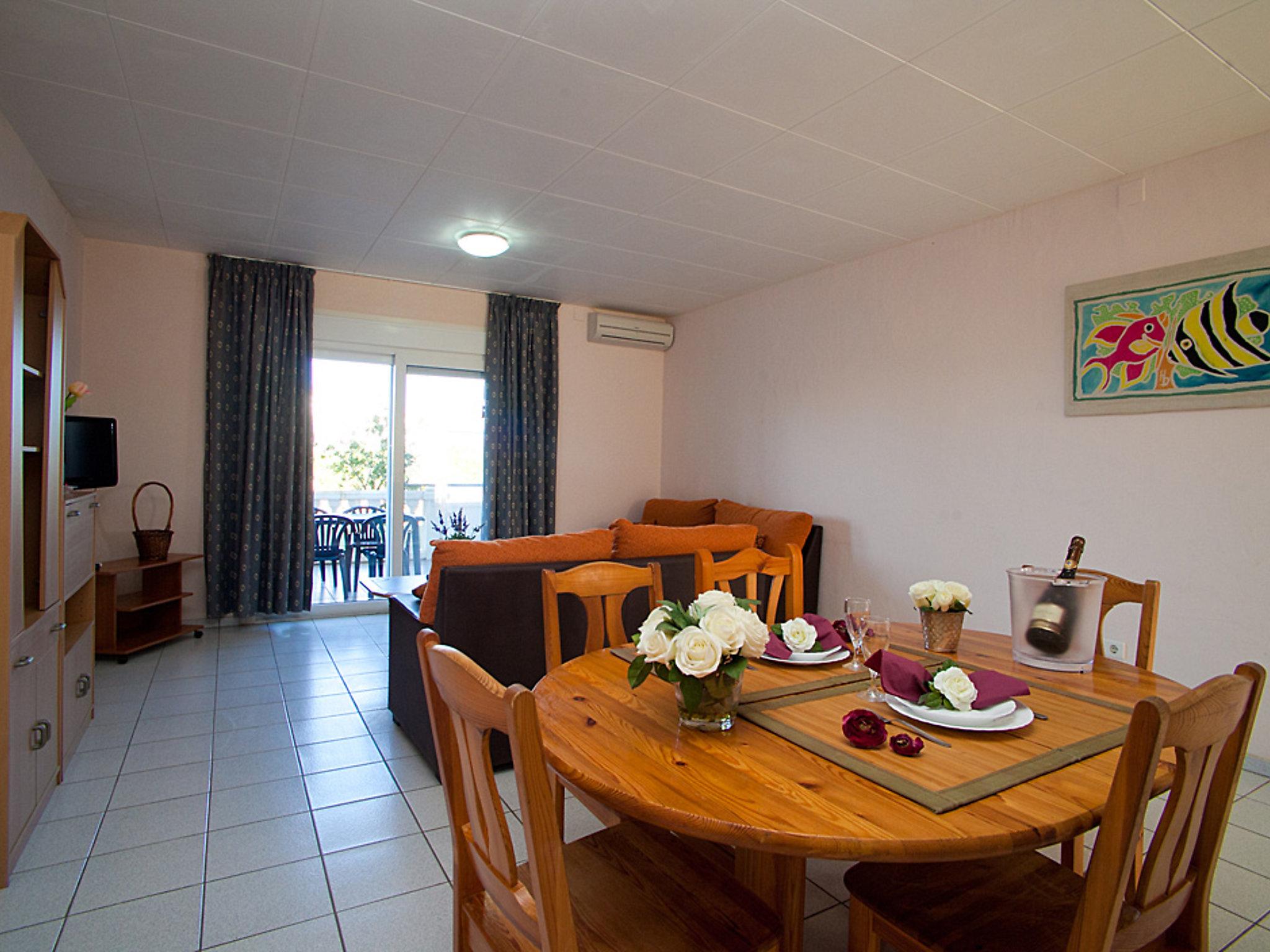 Photo 3 - 2 bedroom Apartment in Deltebre with swimming pool and garden