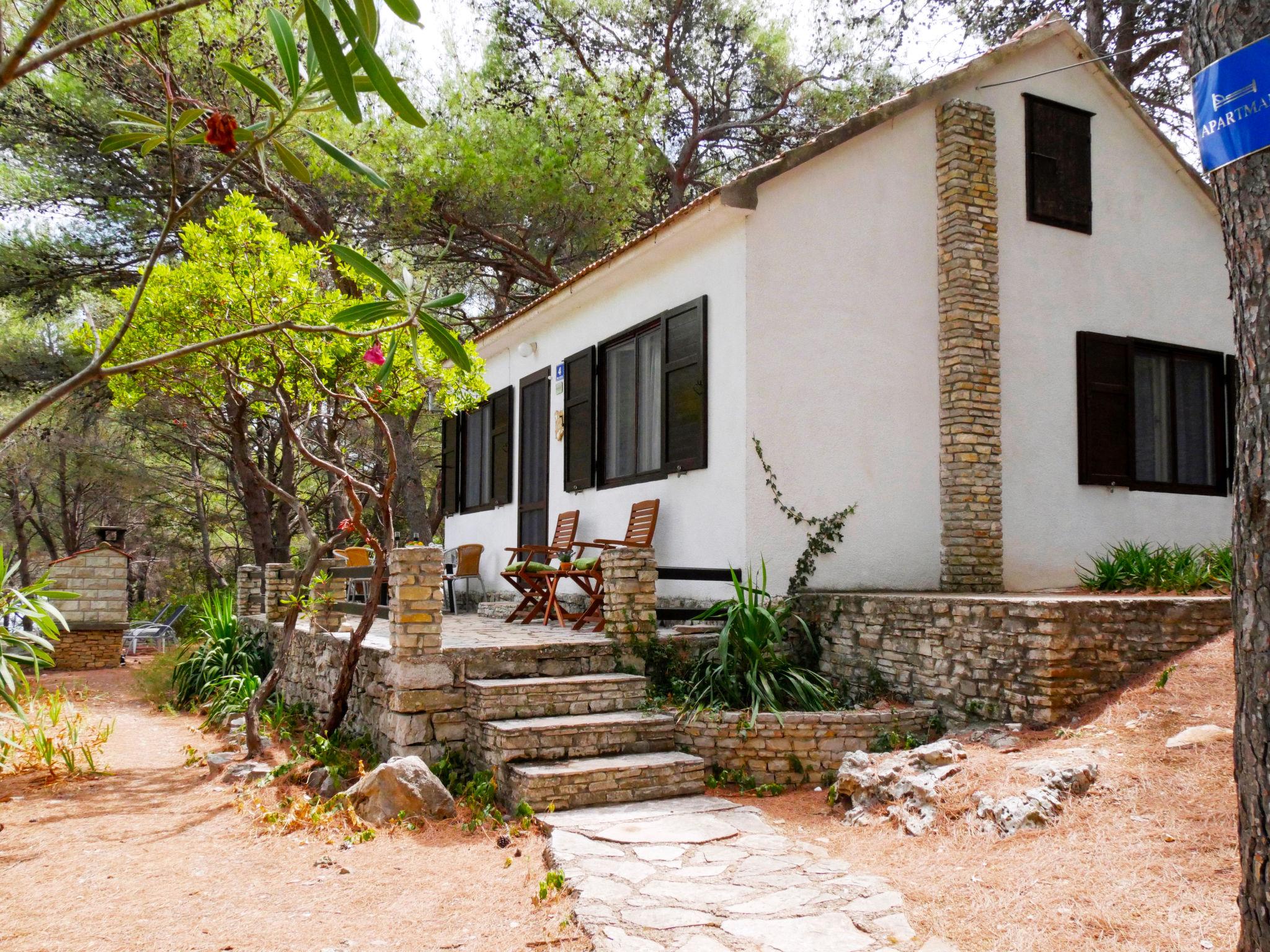 Photo 3 - Maison de 2 chambres à Šolta avec terrasse et vues à la mer