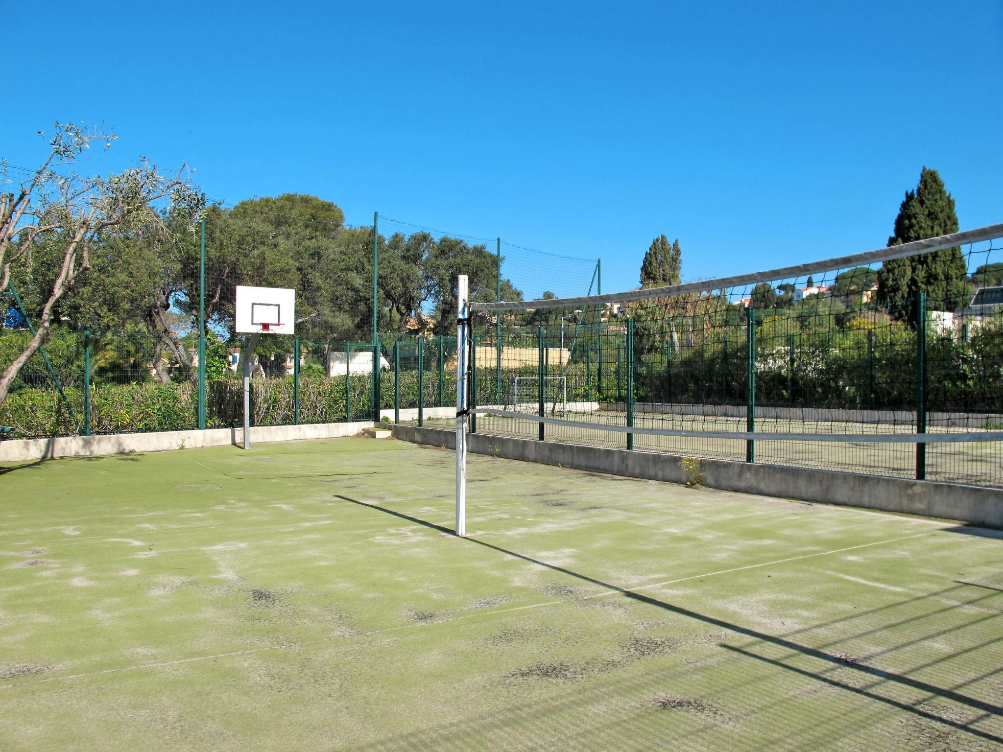 Foto 48 - Appartamento con 2 camere da letto a Sainte-Maxime con piscina e giardino