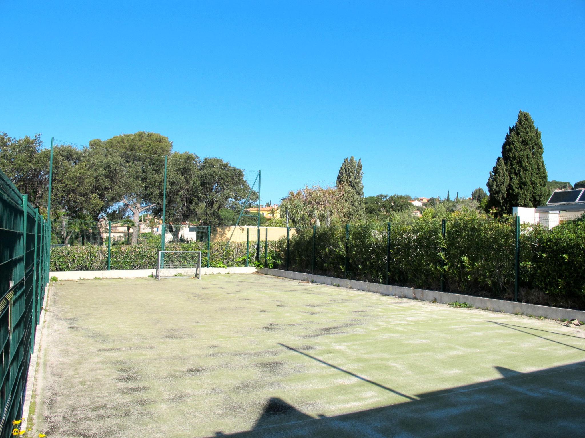 Foto 44 - Appartamento con 1 camera da letto a Sainte-Maxime con piscina e giardino