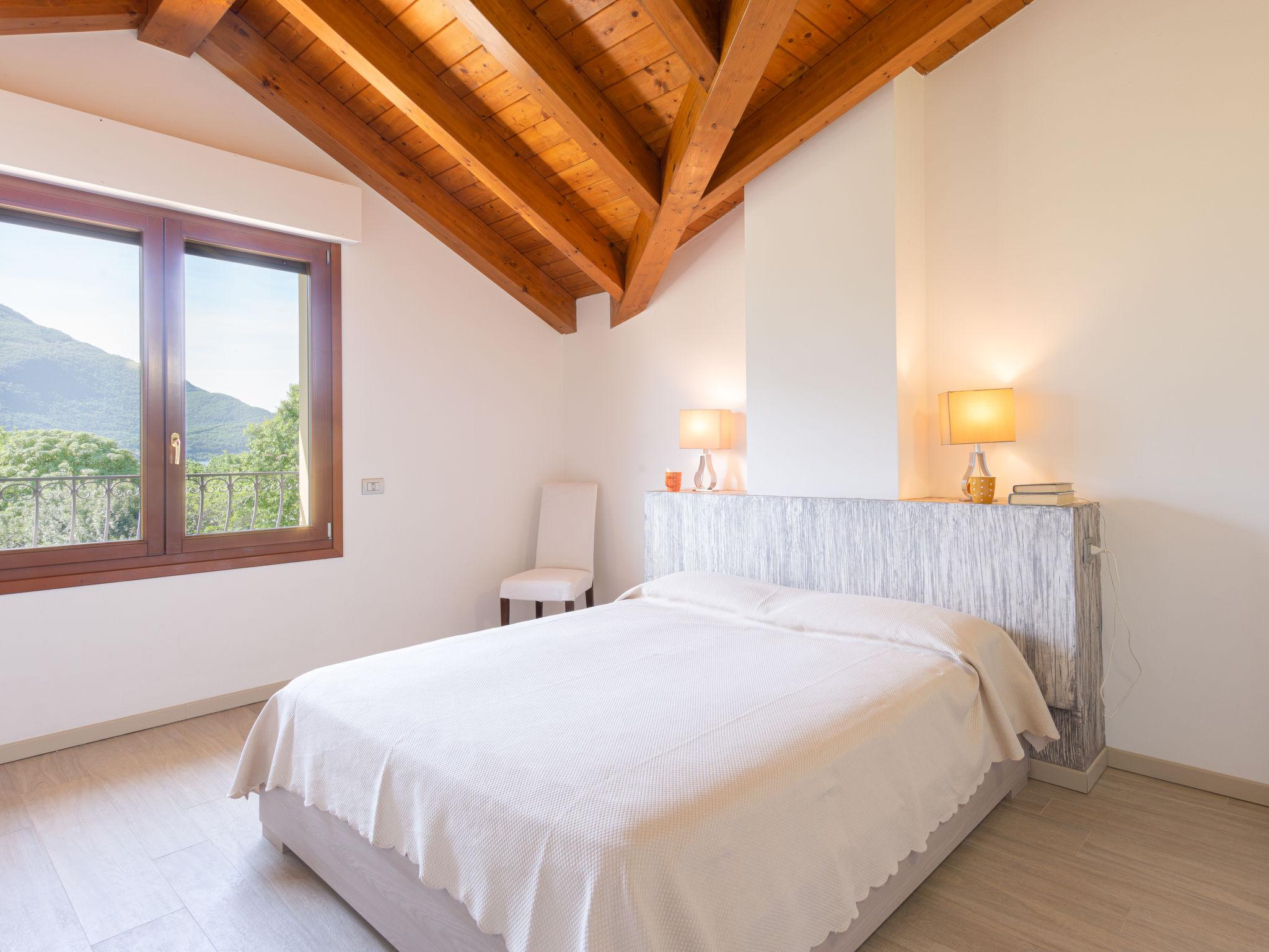 Foto 6 - Appartamento con 2 camere da letto a Domaso con giardino e vista sulle montagne