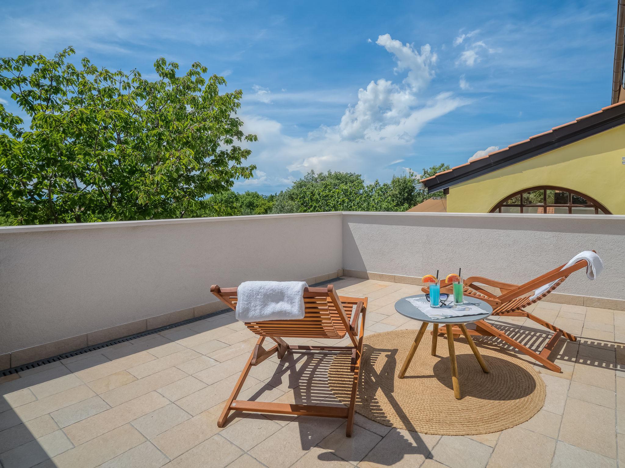 Photo 3 - Maison de 2 chambres à Dobrinj avec terrasse et bain à remous