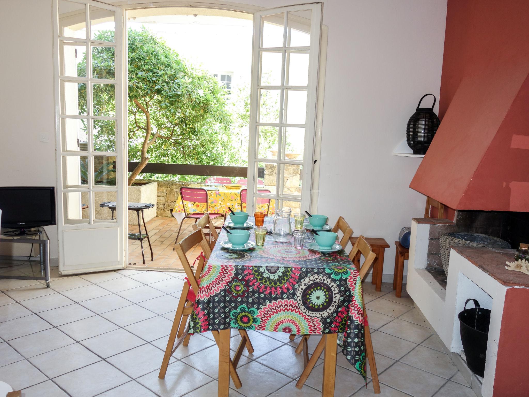 Foto 7 - Apartment mit 1 Schlafzimmer in Saint-Cyr-sur-Mer mit terrasse und blick aufs meer