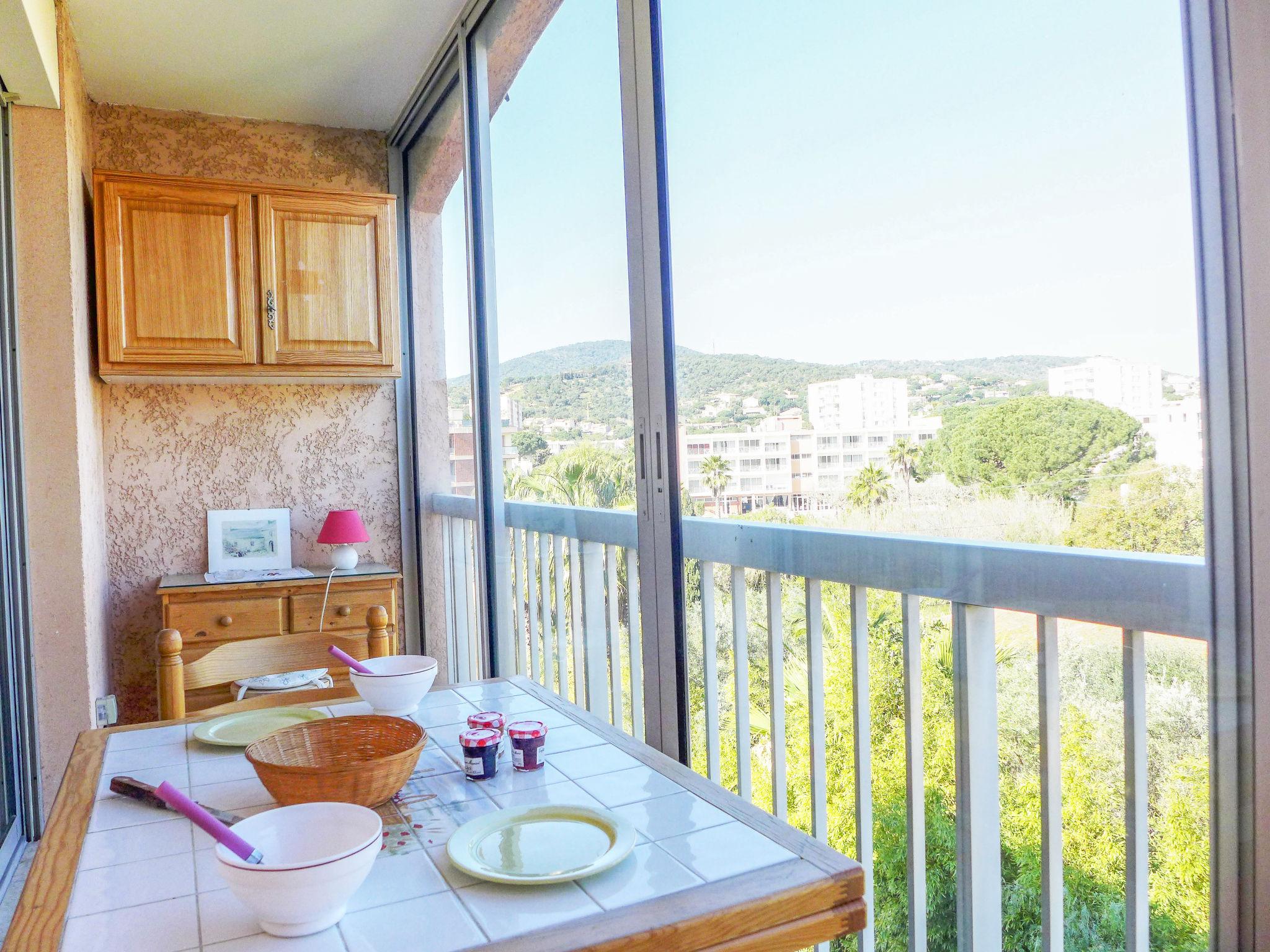 Photo 9 - Appartement de 1 chambre à Sainte-Maxime avec piscine et vues à la mer