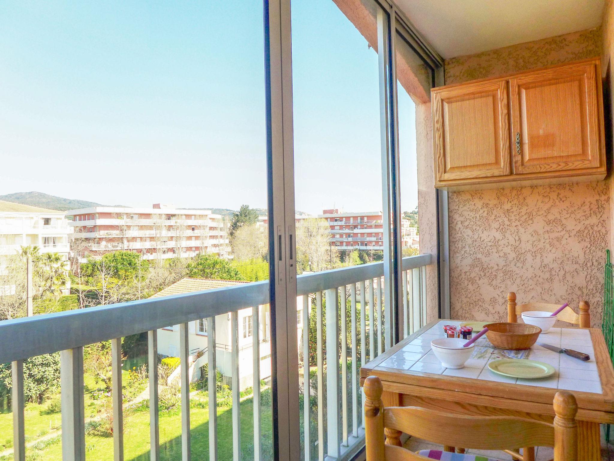 Photo 2 - 1 bedroom Apartment in Sainte-Maxime with swimming pool and sea view