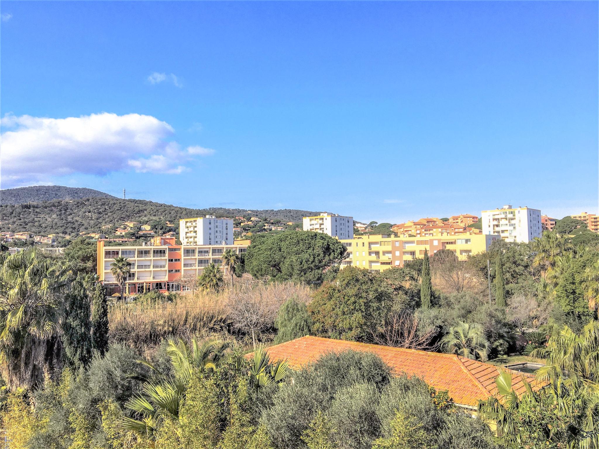 Photo 10 - 1 bedroom Apartment in Sainte-Maxime with swimming pool and sea view